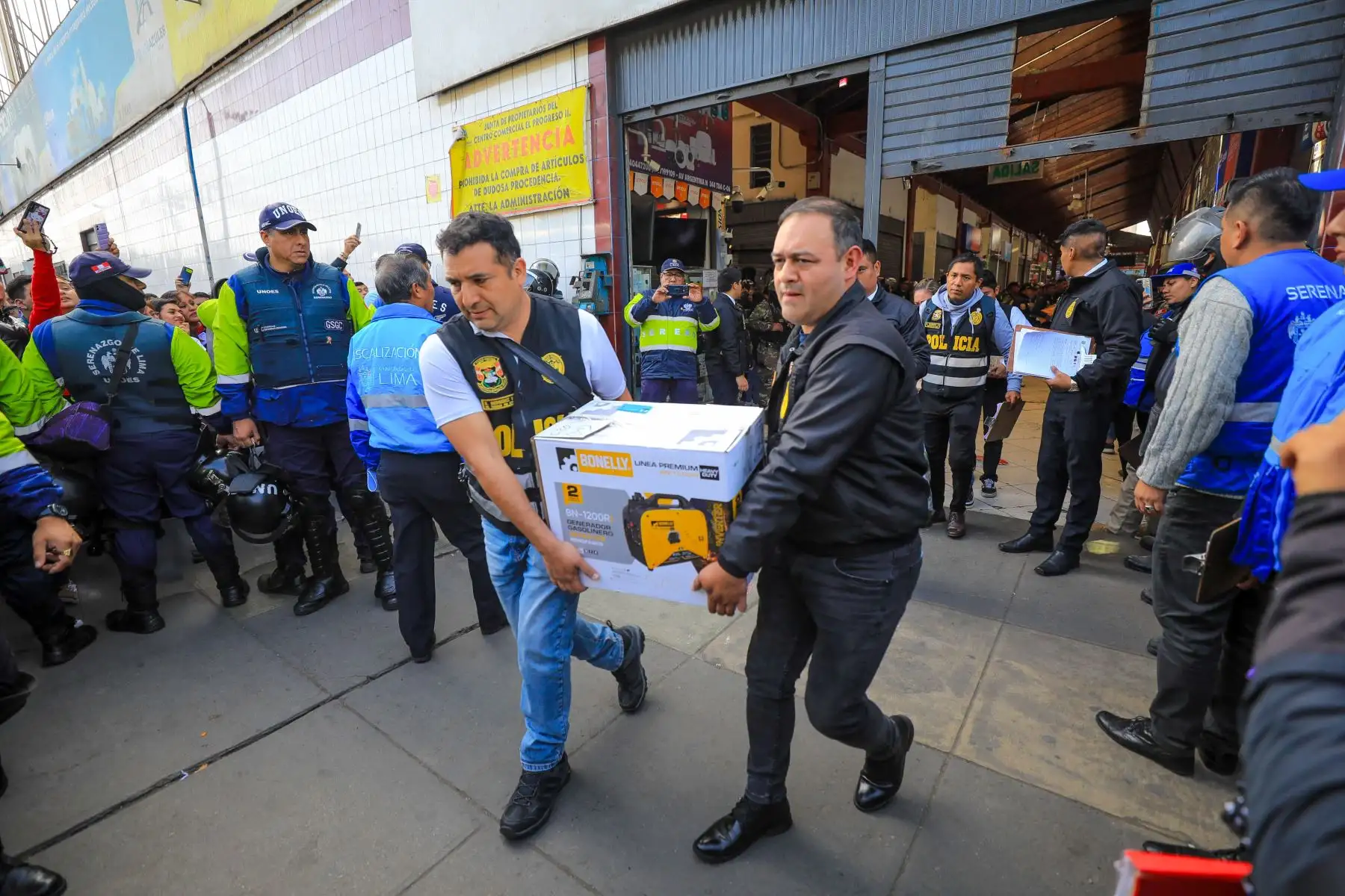 Teléfonos manchados con sangre, de dudosa procedencia y sin ninguna acreditación de origen. Una vez más, el centro comercial Polvos Azules ubicado en la cuadra 3 de la avenida Argentina, fue intervenido y lo que se encontró fue realmente alarmante. Foto: ANDINA/Difusión