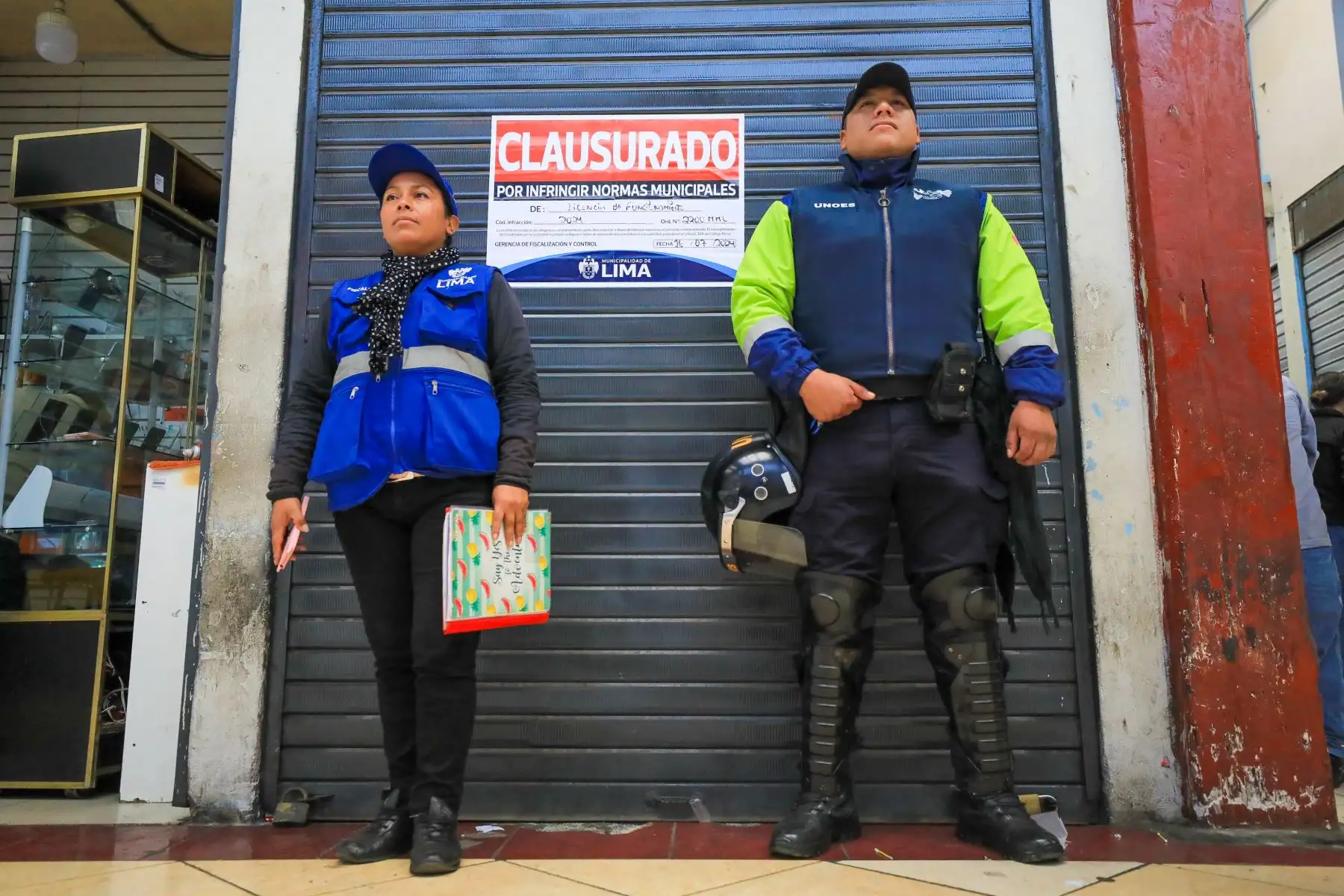Agentes del Serenazgo de la Municipalidad de Lima y personal policial de la Dirección de Seguridad del Estado, intervinieron 40 puestos dedicados a la venta de celulares robados. Se incautaron un total de 280 teléfonos sin ninguna acreditación de procedencia de origen y 30 aparatos que al ser consultados en la página de Osiptel, figuraron como sustraídos. Foto: ANDINA/Difusión