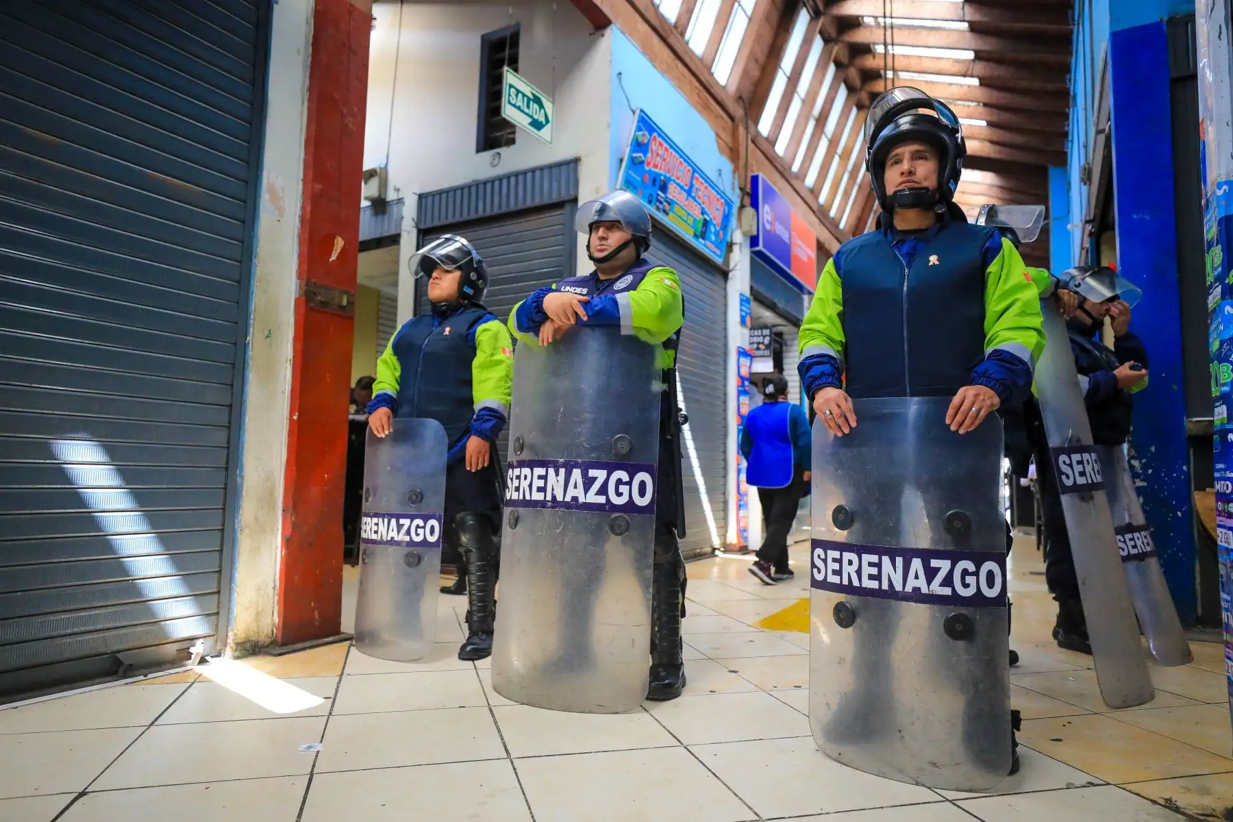 Además, se encontraron 3 laptops que contenían programas ilegales que sirven para cambiar códigos IMEI, flashear y desbloquear, prácticamente darle una nueva partida de fabricación a los teléfonos. Foto: ANDINA/Difusión