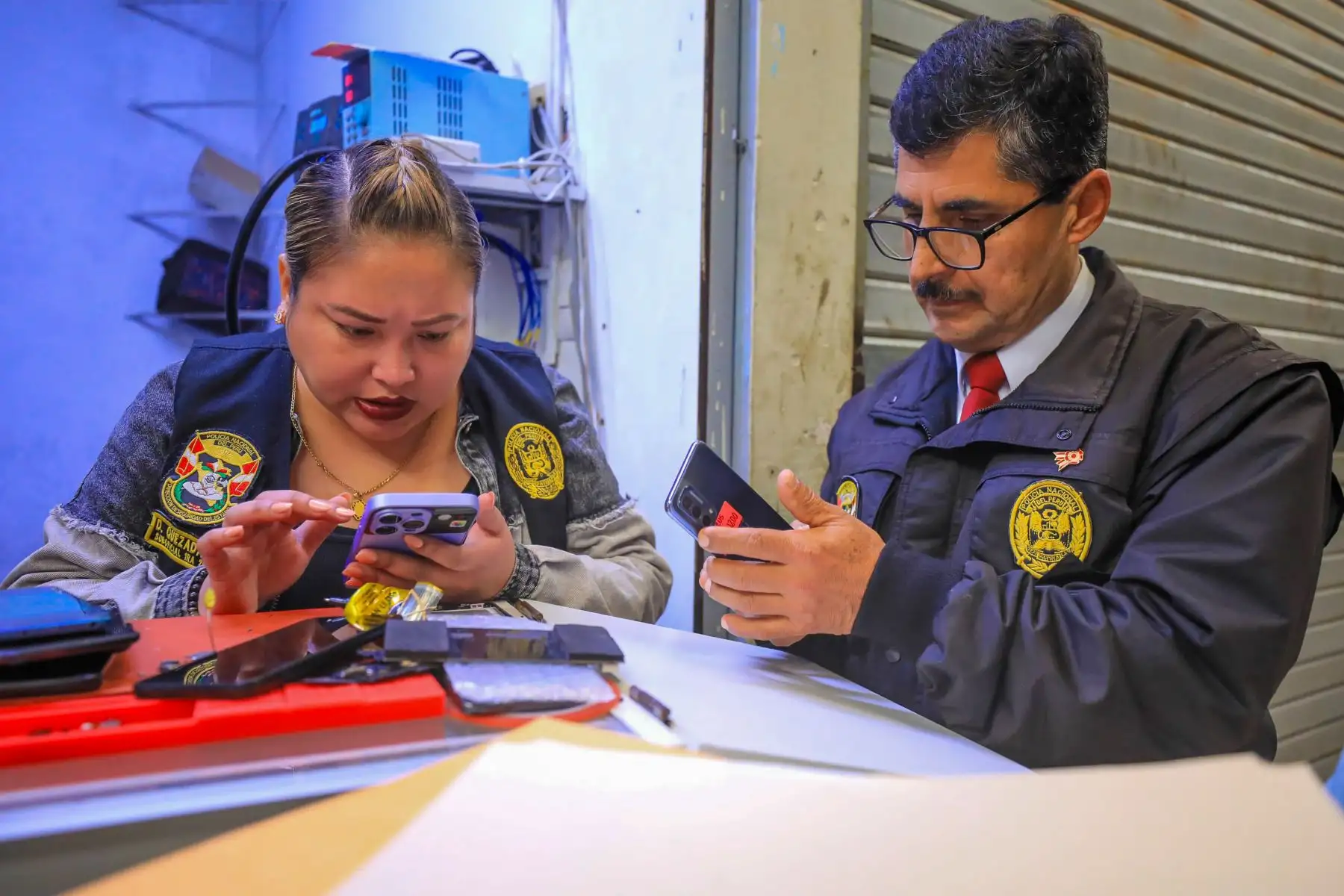 “Estos celulares que en su mayoría son robados, también provienen de personas que perdieron la vida evitando que les roben, en este grupo, están incluidos menores de edad, escolares, que quedan con traumas de volver a salir a las calles; lamentablemente hay personas que compran estos productos por el bajo costo económico; sin embargo, ellos pueden verse involucrados en un delito” declaró el gerente de Seguridad Ciudadana de la MML, Abdul Miranda. Foto: ANDINA/Difusión