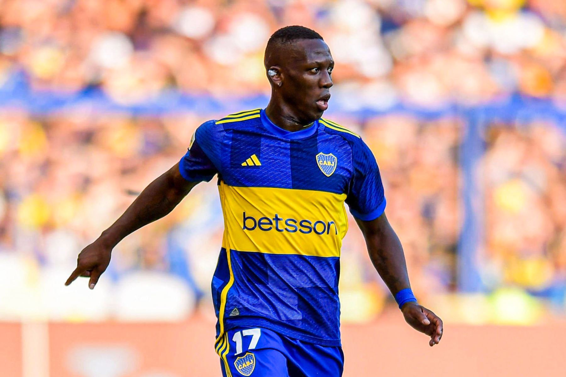 Luis Advíncula defendiendo los colores de Boca Juniors ante San Lorenzo por la Liga Argentina.