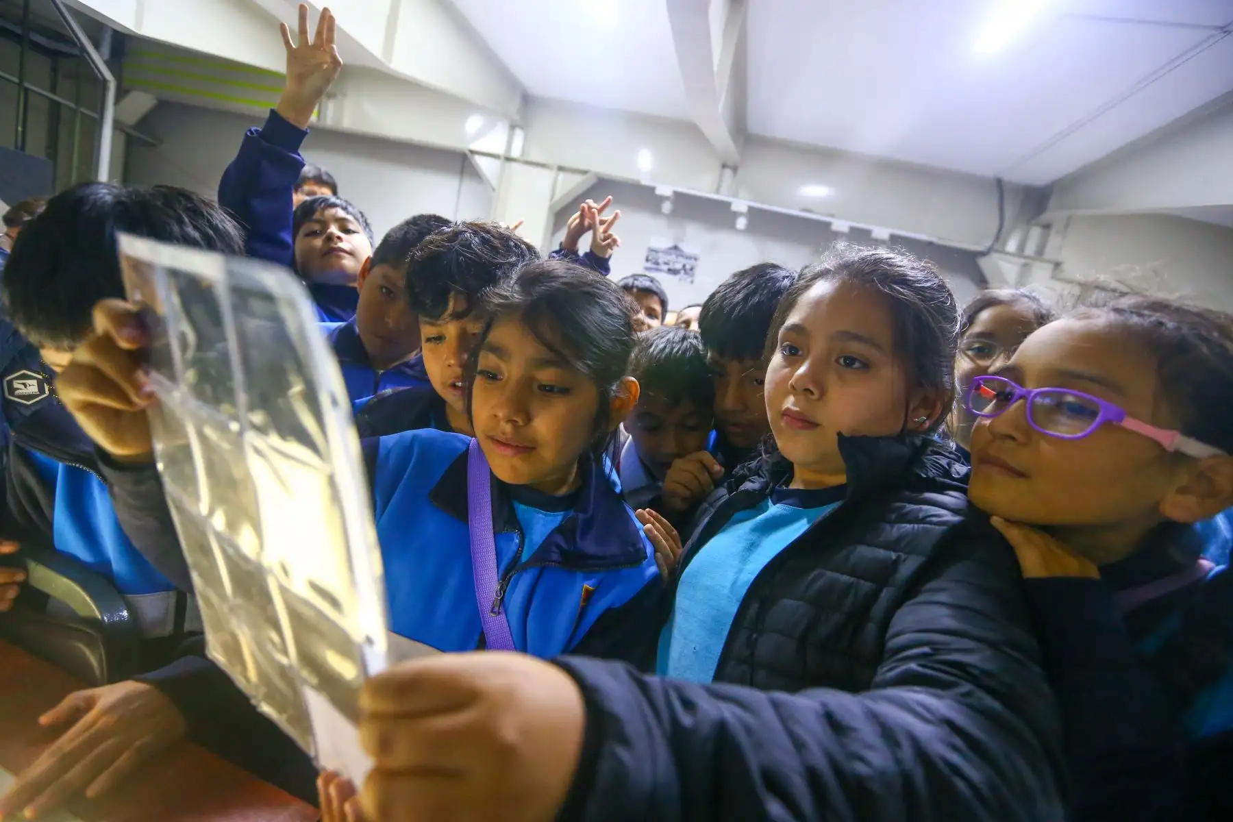 81 alumnos, 3 docentes y 19 padres de familia de la I.E Virgen del Pilar 4007 del Callao visitaron el Museo Gráfico El Peruano , Centro de Documentación, Sala de Redacción de El Peruano y Andina.
Foto: ANDINA/Eddy Ramos
