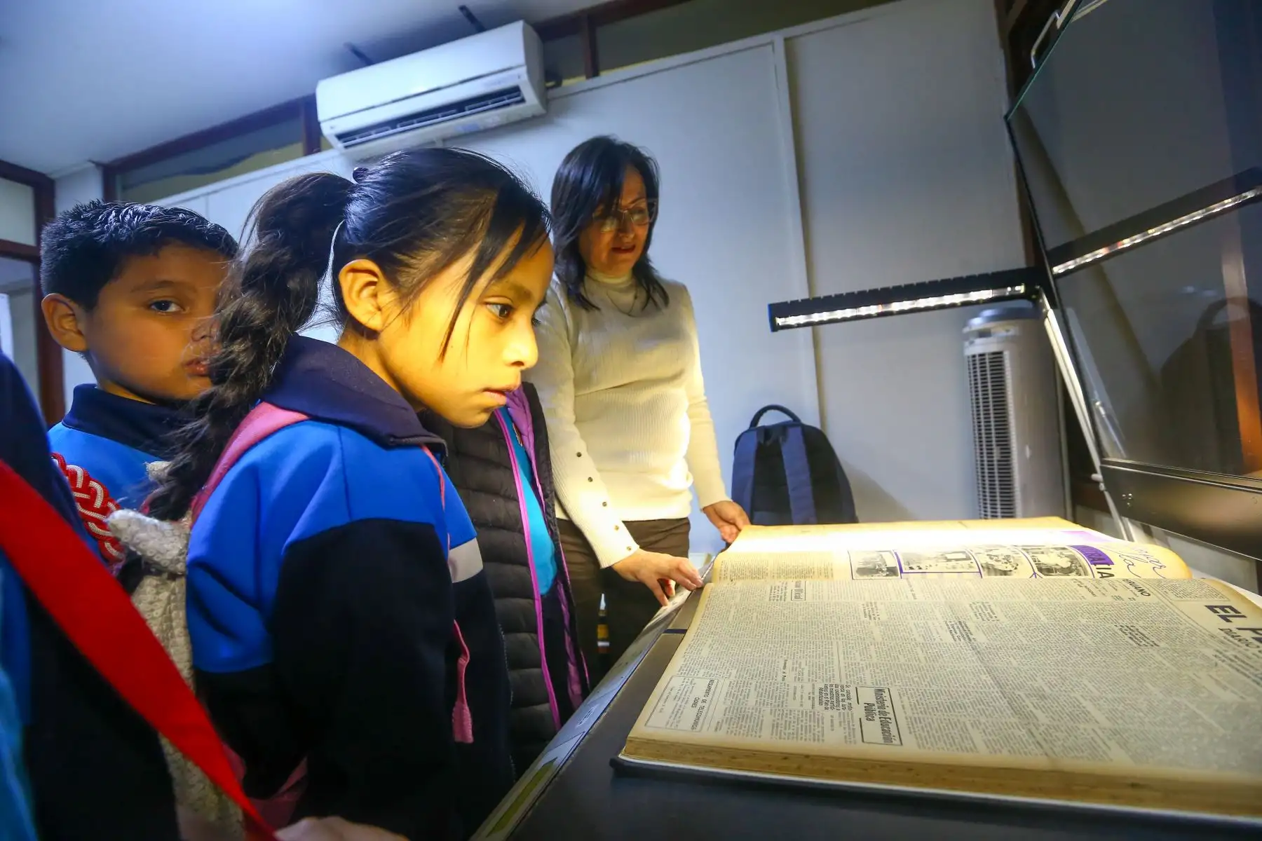 81 alumnos, 3 docentes y 19 padres de familia de la I.E Virgen del Pilar 4007 del Callao visitaron el Museo Gráfico El Peruano , Centro de Documentación, Sala de Redacción de El Peruano y Andina.
Foto: ANDINA/Eddy Ramos