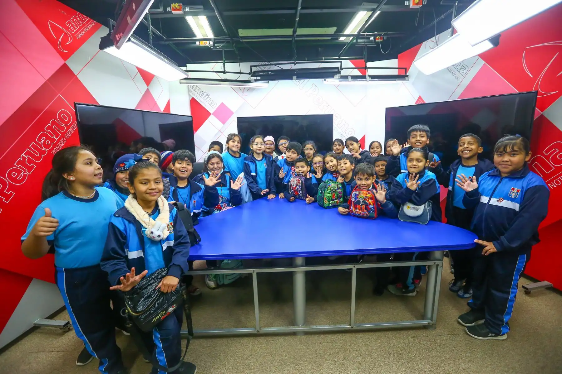81 alumnos, 3 docentes y 19 padres de familia de la I.E Virgen del Pilar 4007 del Callao visitaron el Museo Gráfico El Peruano , Centro de Documentación, Sala de Redacción de El Peruano y Andina.
Foto: ANDINA/Eddy Ramos