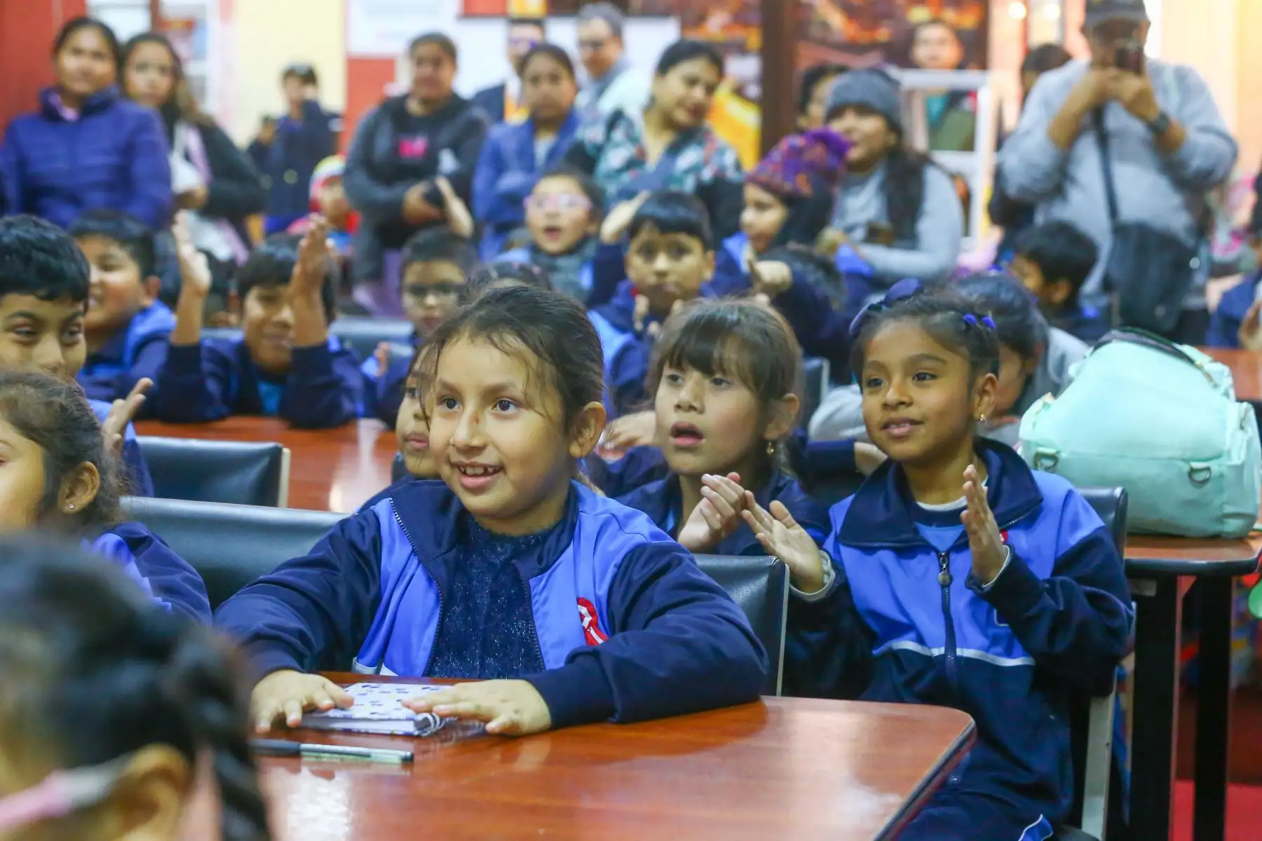 81 alumnos, 3 docentes y 19 padres de familia de la I.E Virgen del Pilar 4007 del Callao visitaron el Museo Gráfico El Peruano , Centro de Documentación, Sala de Redacción de El Peruano y Andina.
Foto: ANDINA/Eddy Ramos