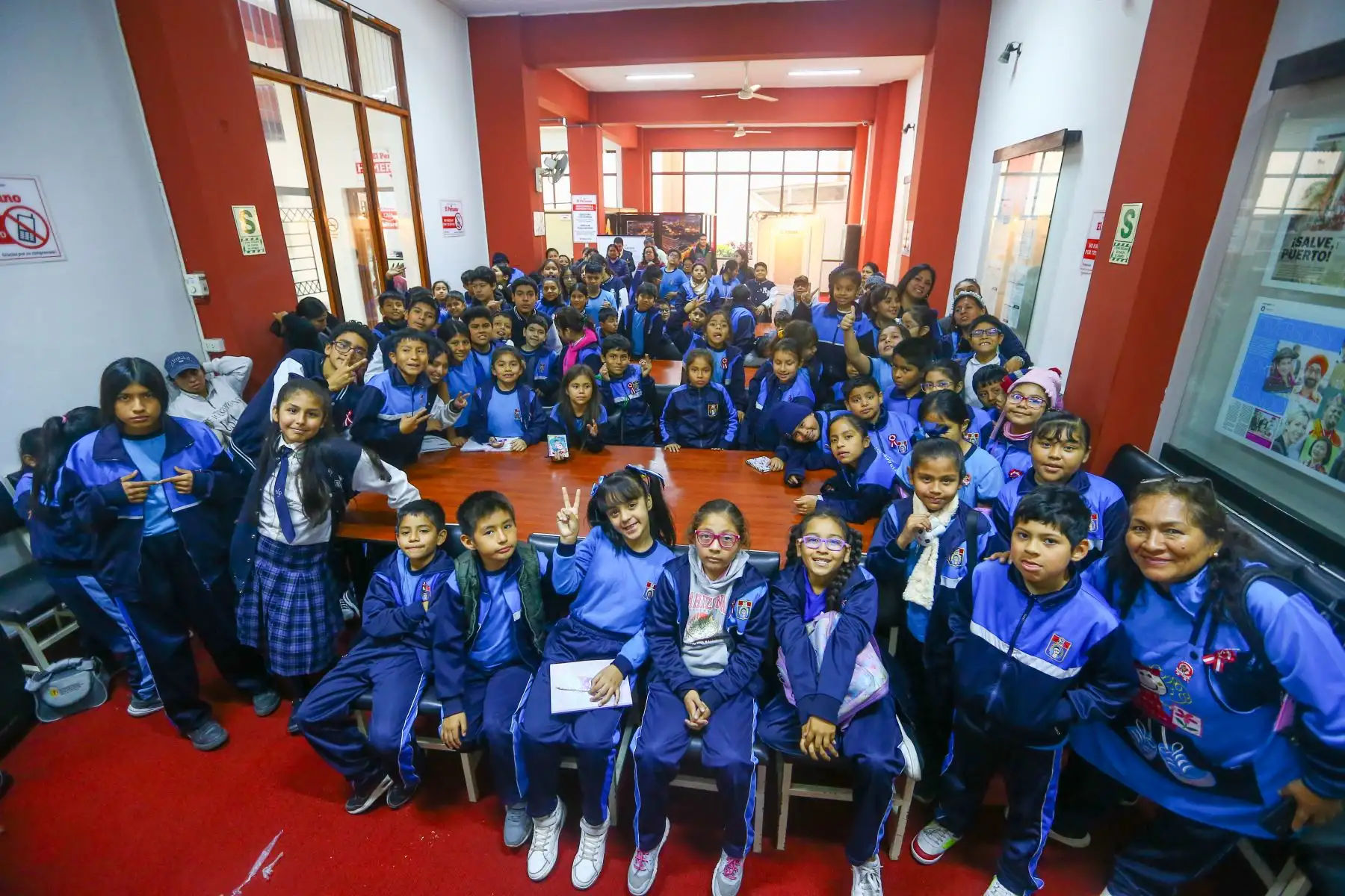 81 alumnos, 3 docentes y 19 padres de familia de la I.E Virgen del Pilar 4007 del Callao visitaron el Museo Gráfico El Peruano , Centro de Documentación, Sala de Redacción de El Peruano y Andina.
Foto: ANDINA/Eddy Ramos