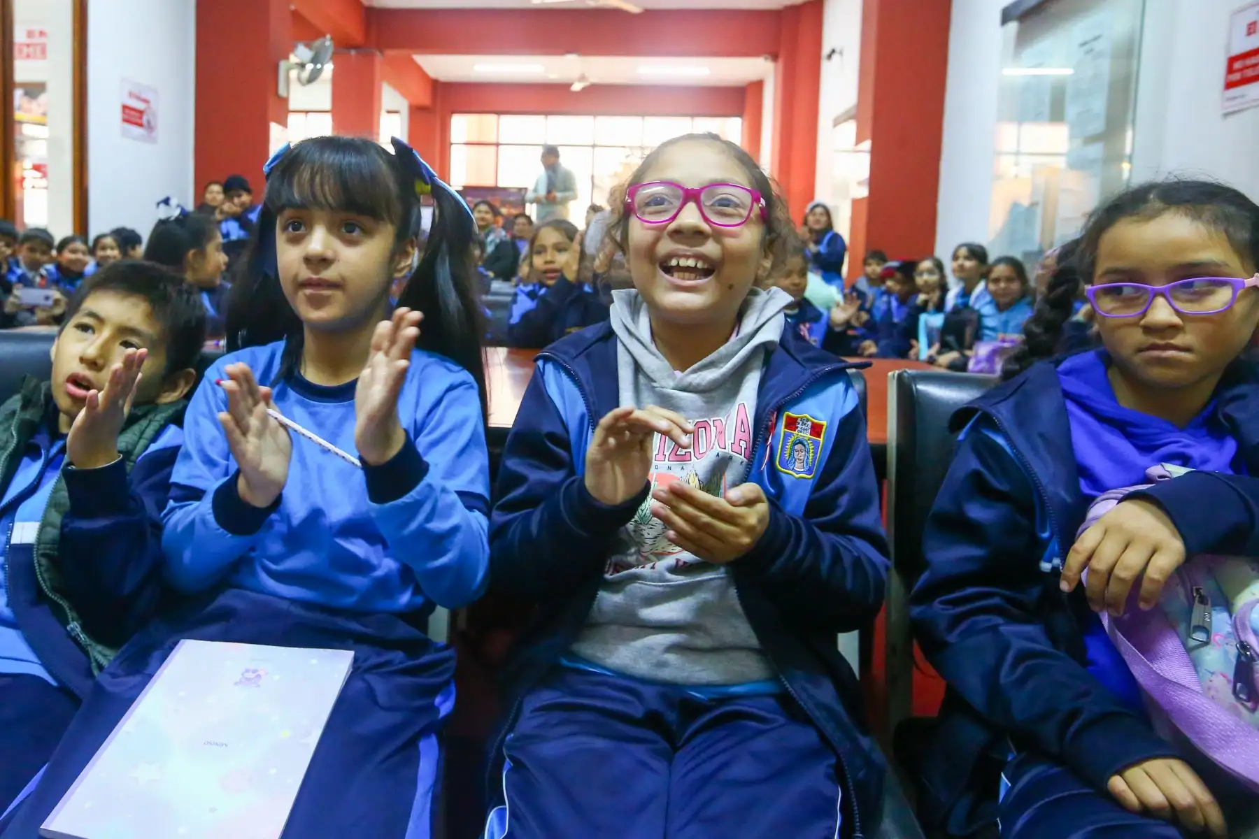81 alumnos, 3 docentes y 19 padres de familia de la I.E Virgen del Pilar 4007 del Callao visitaron el Museo Gráfico El Peruano , Centro de Documentación, Sala de Redacción de El Peruano y Andina.
Foto: ANDINA/Eddy Ramos