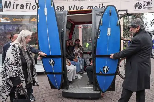 "Vaivén Miraflores": la municipalidad de Miraflores presenta la cabina del primer sistema vaivén (teleférico) de la ciudad, el cual funcionará próximamente y trasladará pasajeros desde el parque Domodossola hacia la playa Redondo. Foto: ANDINA/Connie Calderon
