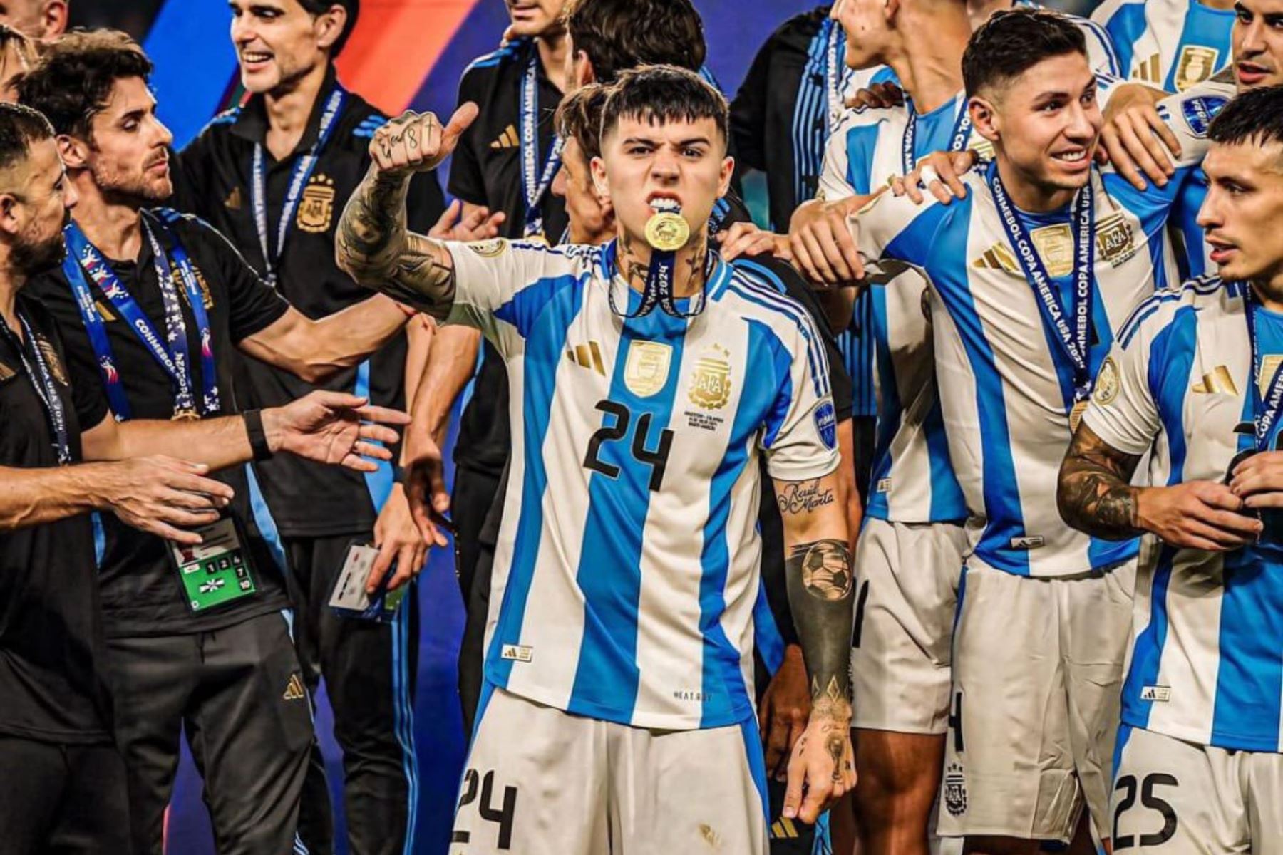 Enzo Fernández celebrando el campeonato con la selección argentina.