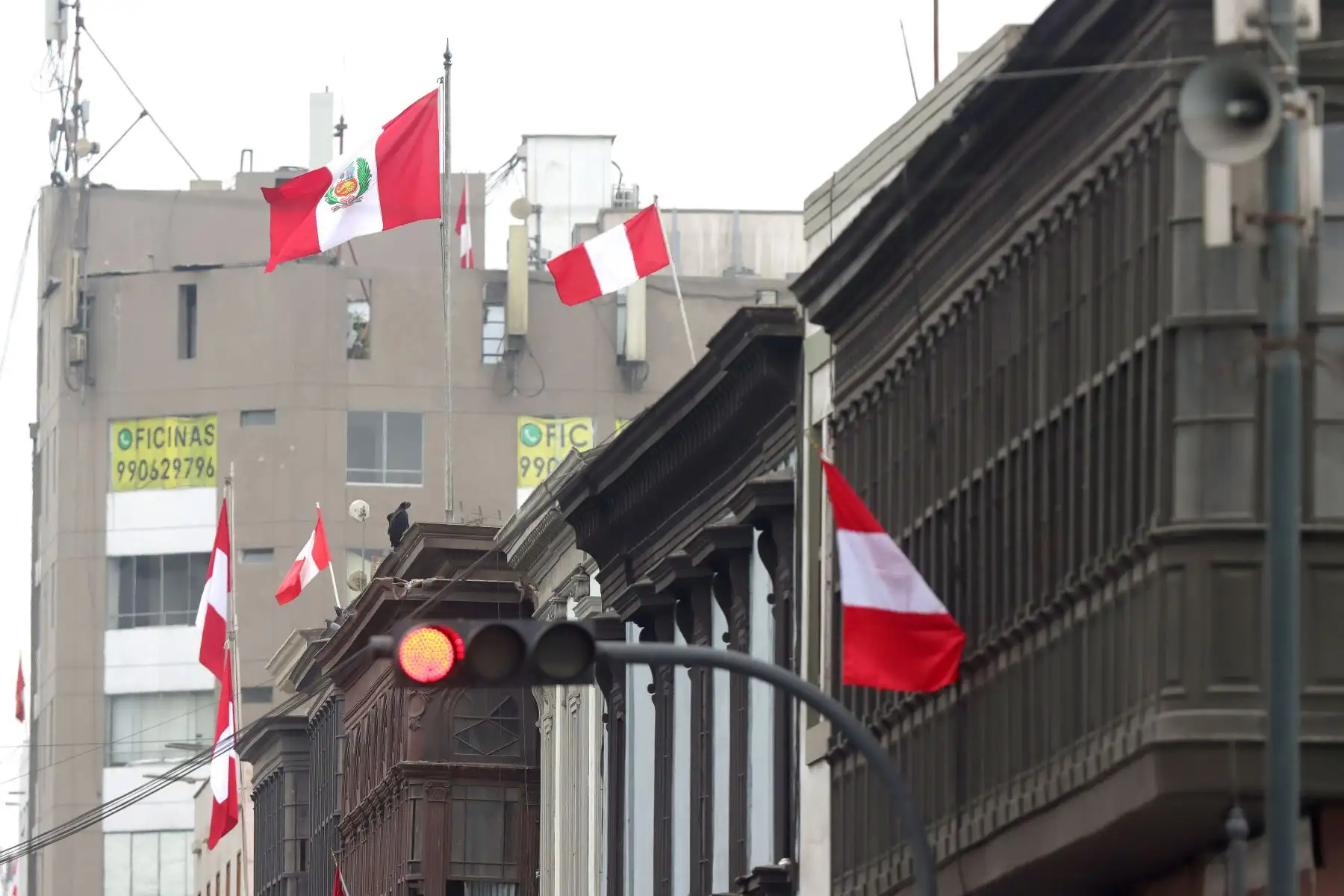 Balcones de Lima. En el marco de la conmemoración de las celebraciones por Fiestas Patrias, la Municipalidad Metropolitana de Lima (MML) dispuso el embanderamiento obligatorio en viviendas, instituciones públicas, privadas, locales comerciales y demás predios del Cercado de Lima.
Foto: ANDINA / Lino Chipana.