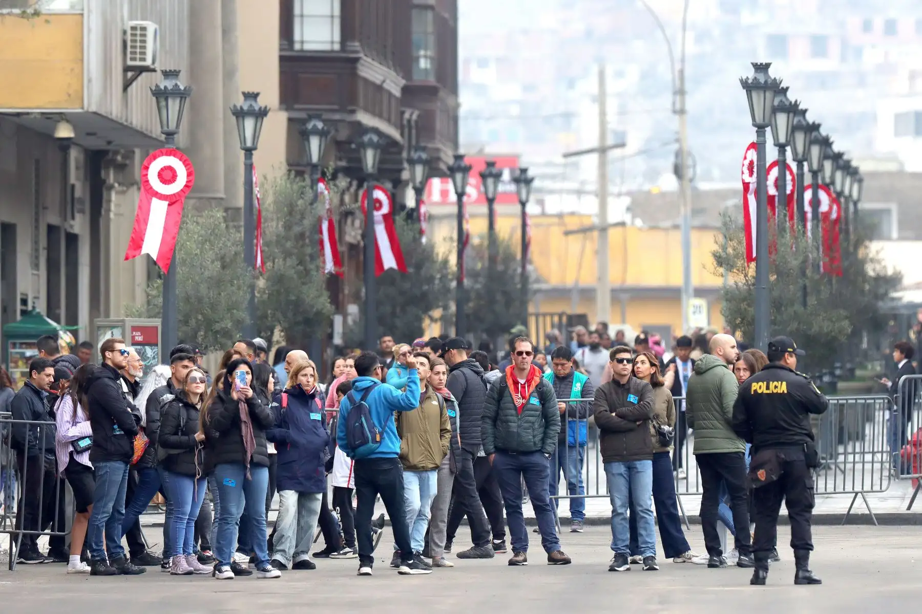 Turistas en Lima. En el marco de la conmemoración de las celebraciones por Fiestas Patrias, la Municipalidad Metropolitana de Lima (MML) dispuso el embanderamiento obligatorio en viviendas, instituciones públicas, privadas, locales comerciales y demás predios del Cercado de Lima.Arzobispado.
Foto: ANDINA / Lino Chipana