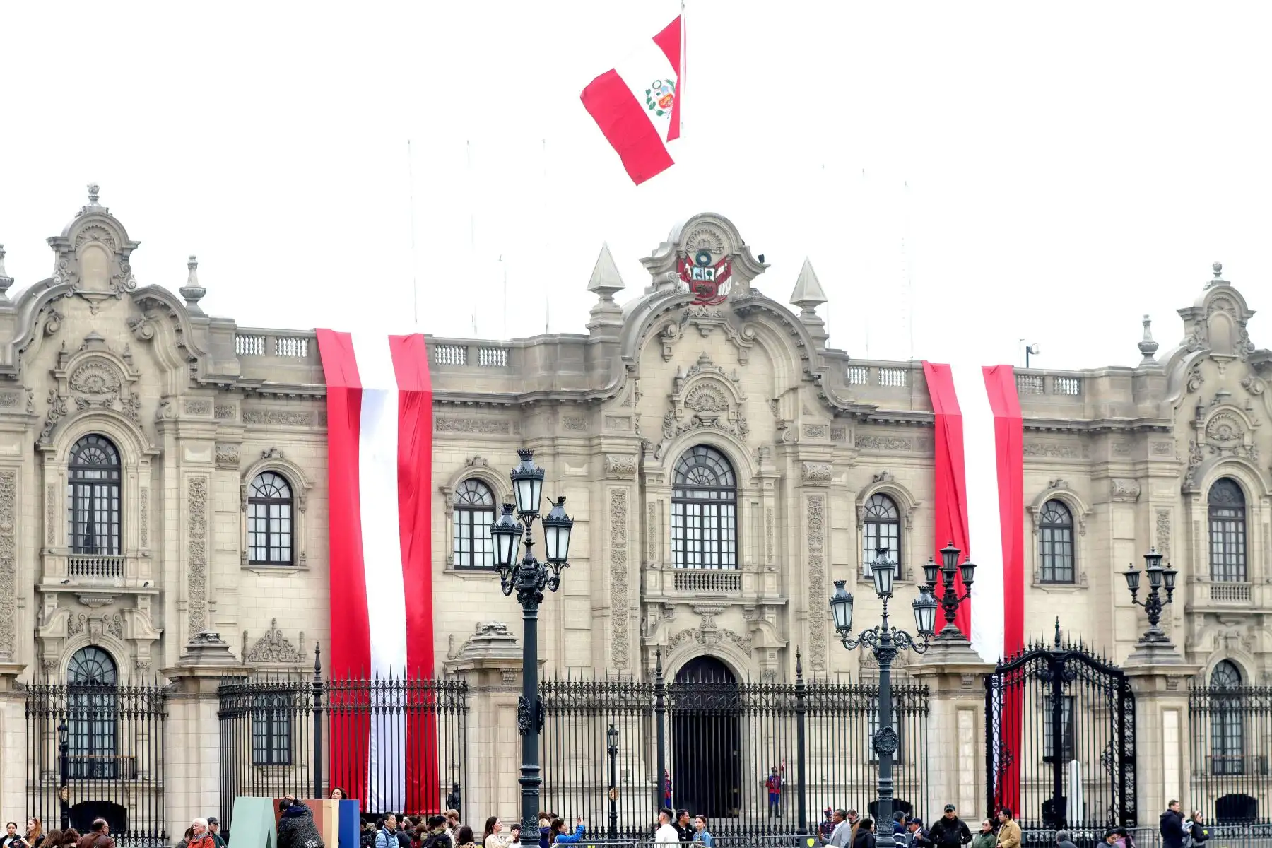 Palacio de Gobierno. En el marco de la conmemoración de las celebraciones por Fiestas Patrias, la Municipalidad Metropolitana de Lima (MML) dispuso el embanderamiento obligatorio en viviendas, instituciones públicas, privadas, locales comerciales y demás predios del Cercado de Lima.
Foto: ANDINA / Lino Chipana.