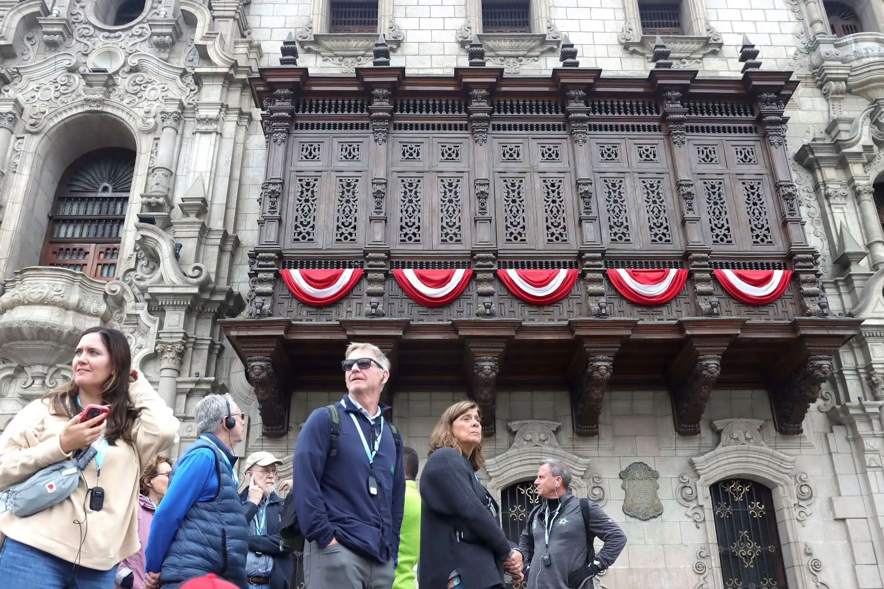 Turistas en Lima. En el marco de la conmemoración de las celebraciones por Fiestas Patrias, la Municipalidad Metropolitana de Lima (MML) dispuso el embanderamiento obligatorio en viviendas, instituciones públicas, privadas, locales comerciales y demás predios del Cercado de Lima.Arzobispado.
Foto: ANDINA / Lino Chipana.