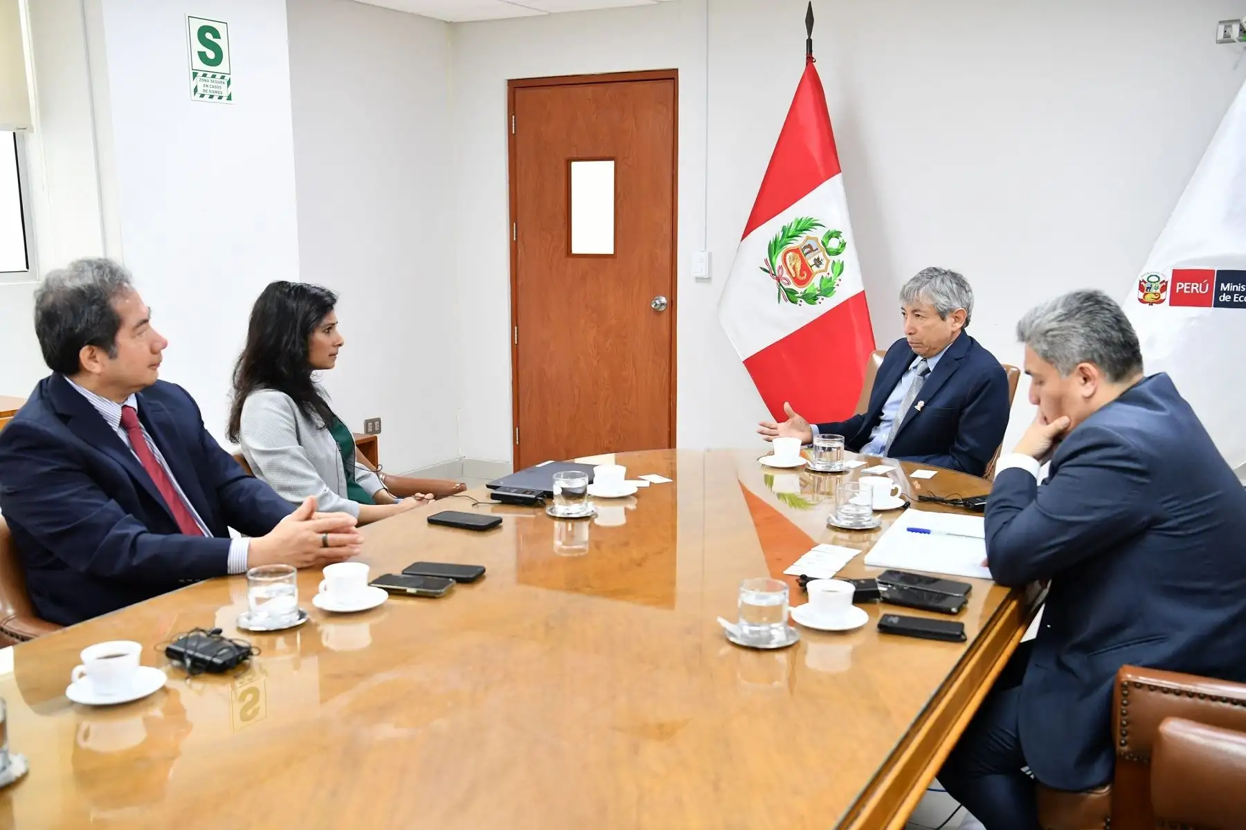 El ministro de Economía y Finanzas, José Arista, se reunió esta mañana con la directora general adjunta del FMI, Gita Gopinath. Cortesía MEF