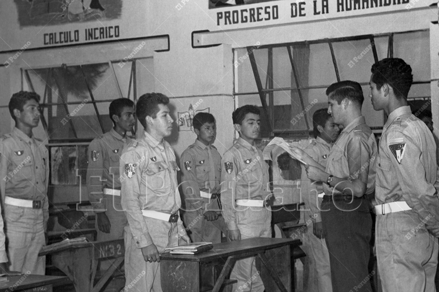 Chiclayo - 29 octubre 1966 / Oficiales de la Guardia Civil dictan cursos intensivos a policías escolares del Colegio Nacional San José.  Foto: Archivo Histórico de El Peruano