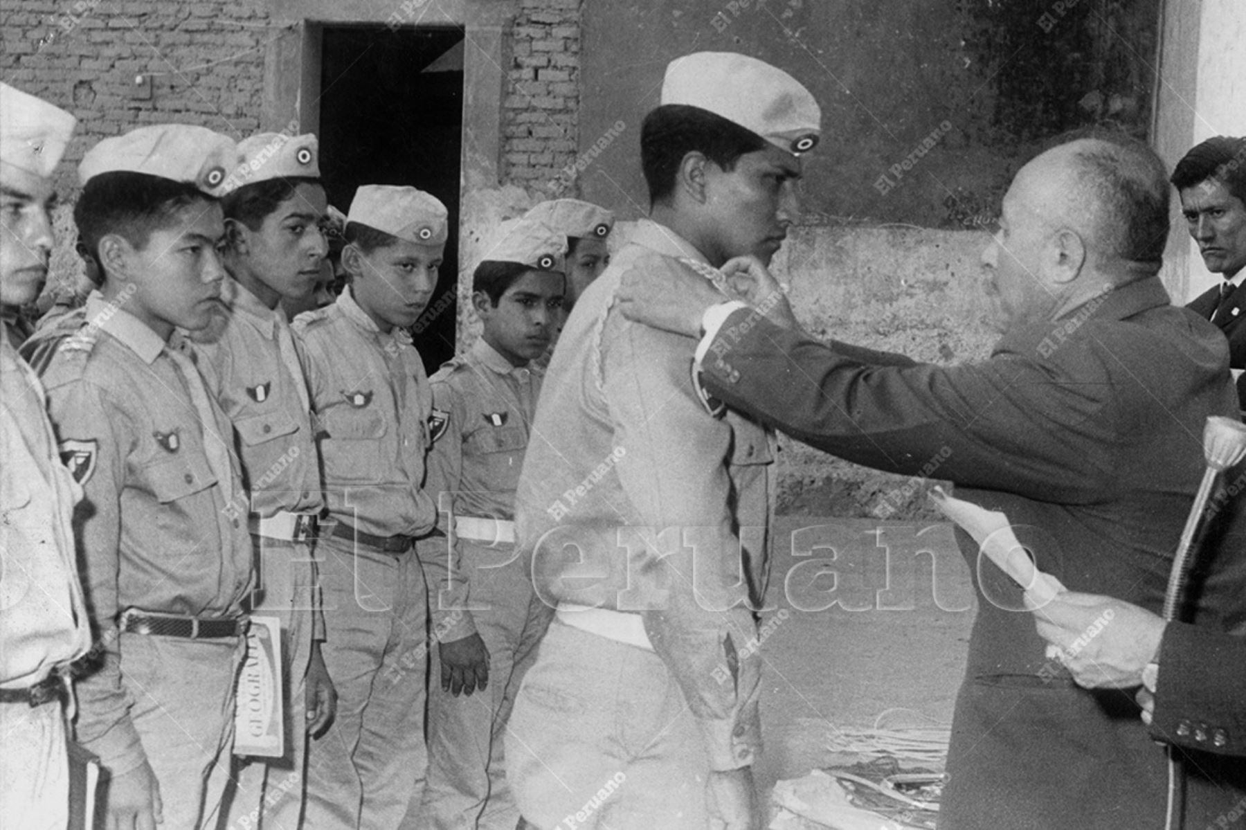 Lima - 20 abril 1966 / Se designaron a los estudiantes que integrarán este año la Policía Escolar de Lima. Los estudiantes recibieron los distintivos y cordones de autoridad en una ceremonia especial. Foto: Archivo Histórico de El Peruano