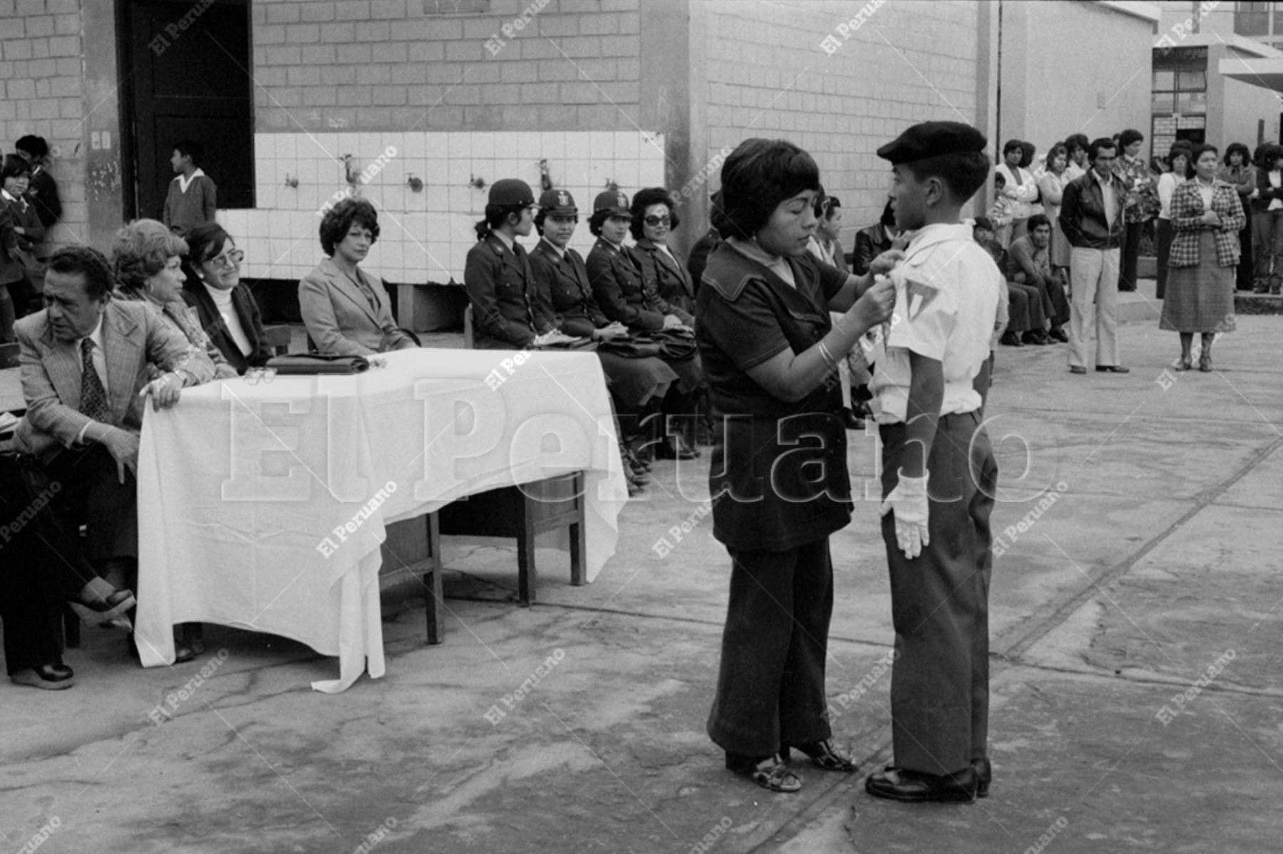 Lima - 4 julio 1980 / Un alumno recibe las insignias y distintivos de Policía Escolar en el colegio de Mirones. Foto: Archivo Histórico de El Peruano / Alejandro Aguirre