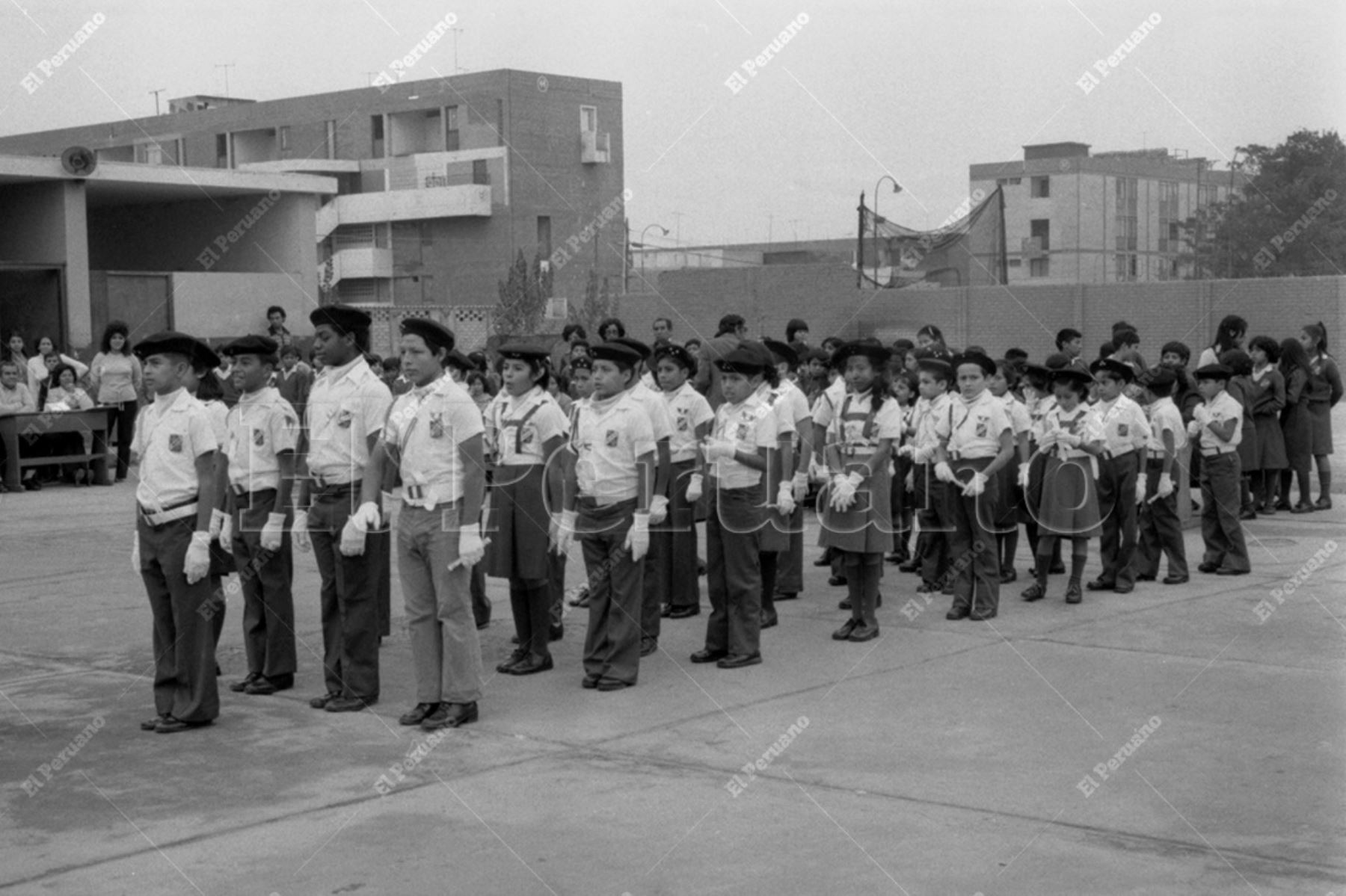 Lima - 4 julio 1980 / Ceremonia de juramentación de policías escolares en el colegio de Mirones. Foto: Archivo Histórico de El Peruano / Alejandro Aguirre