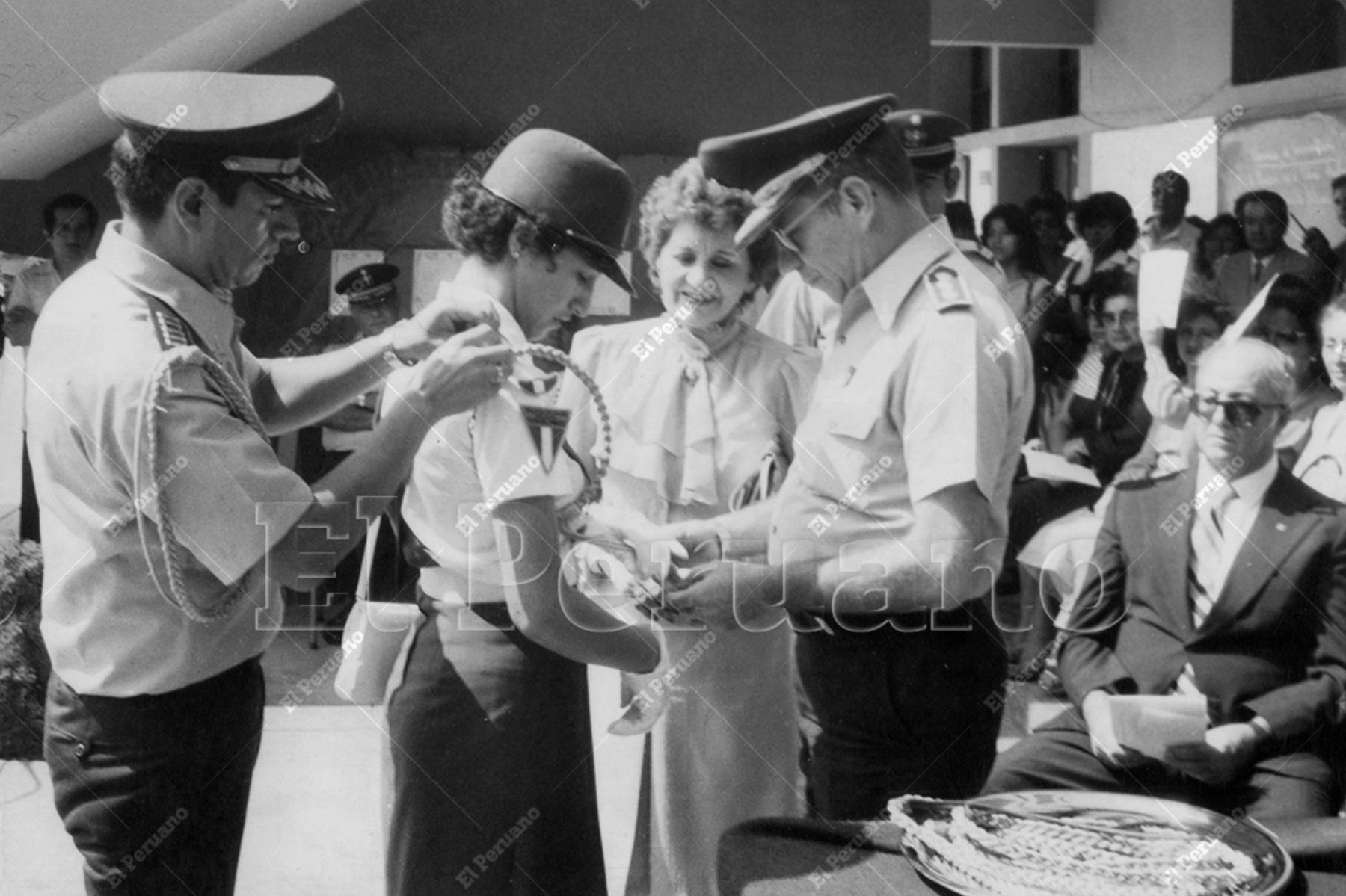 Callao - 1 julio 1983 / El Teniente general GC Joaquín Balaguer impone los distintivos correspondientes  a policías escolares del colegio General Prado. Foto: Archivo Histórico de El Peruano