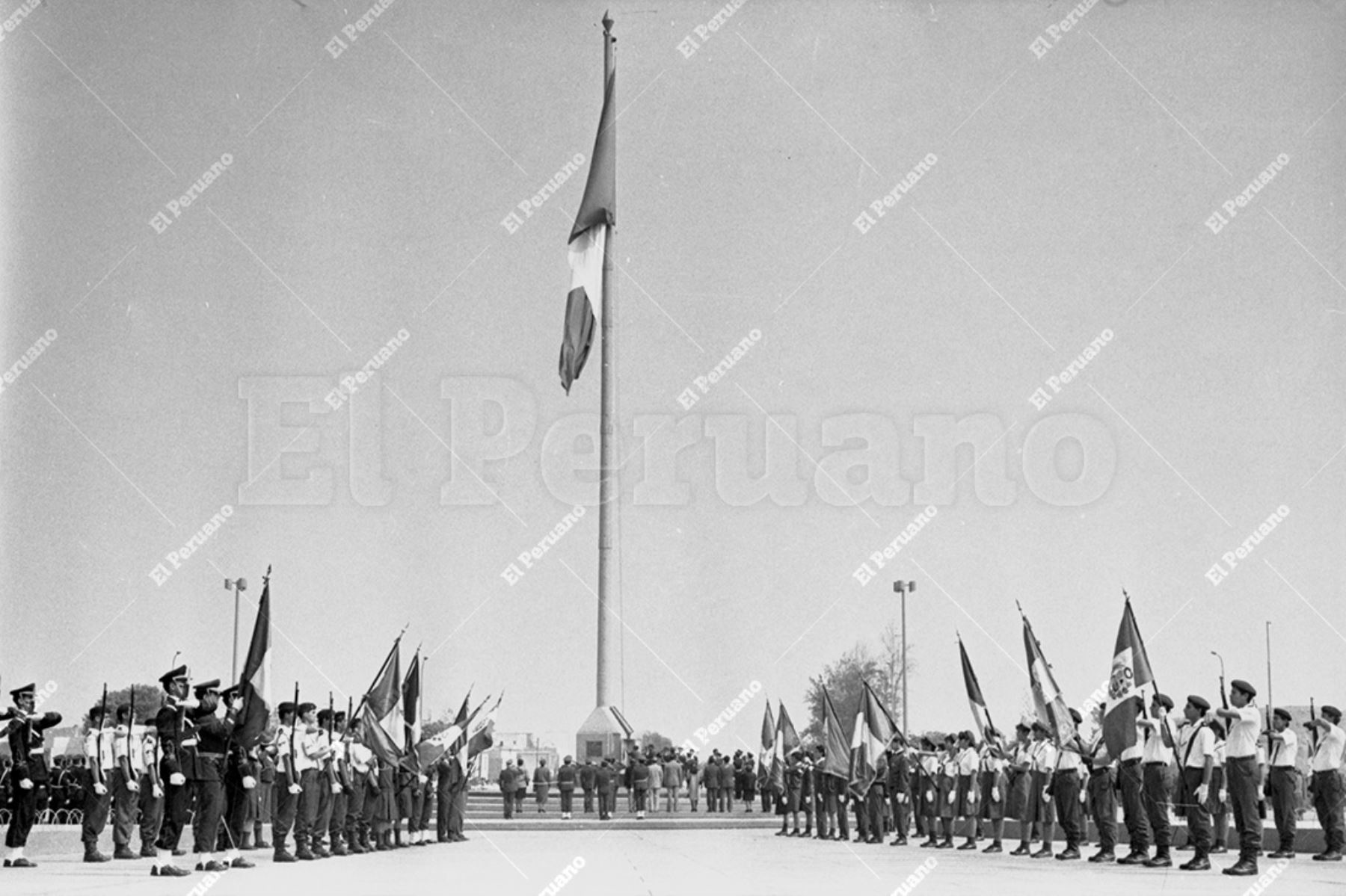 Lima - 27 junio 1992 / Ceremonia de juramentación de policías escolares en la Plaza de la Bandera en Pueblo Libre. Foto: Archivo Histórico de El Peruano / Manuel Cahua