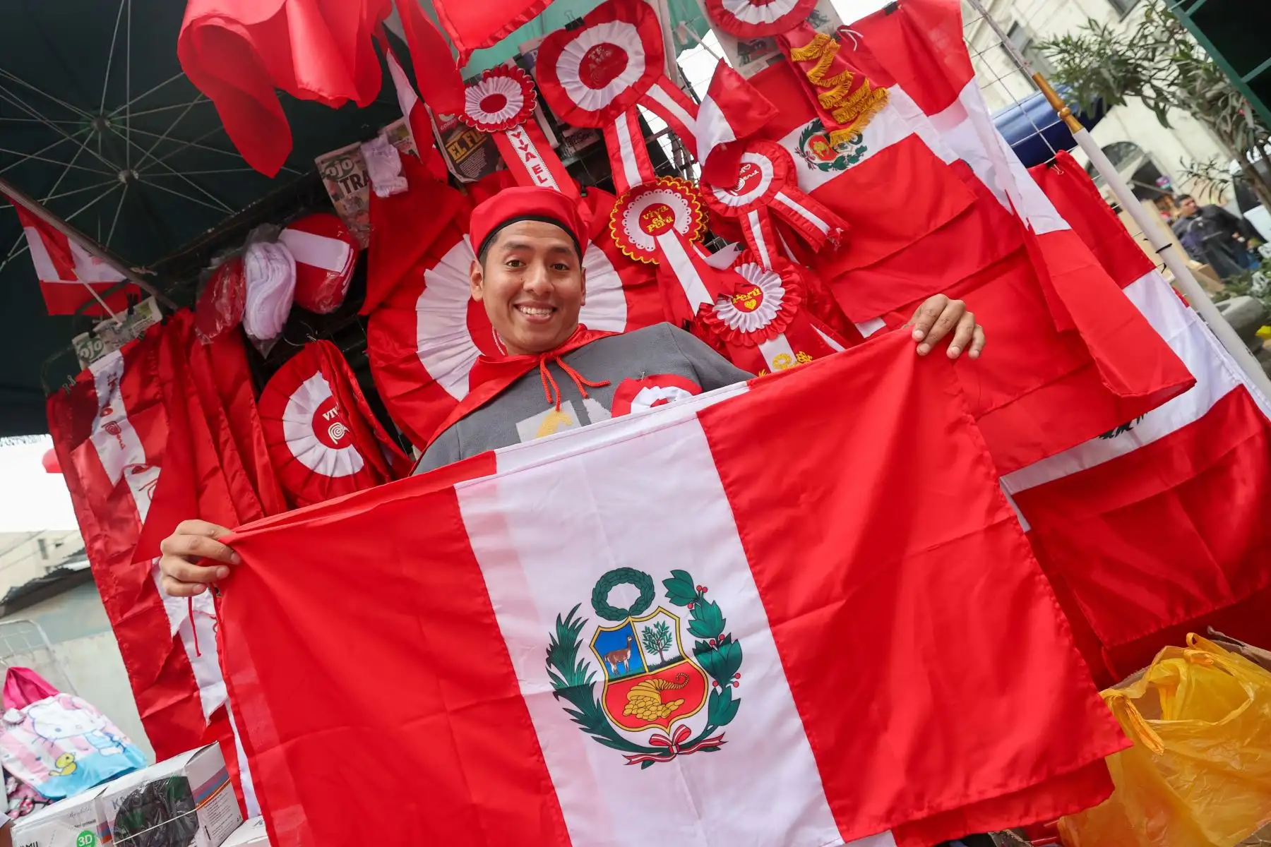 La venta de banderas peruanas viene mostrando un incremento conforme se acerca la celebración de las Fiestas Patrias y los comerciantes esperan duplicar sus ventas durante los primeros días de la siguiente semana.

Foto:ANDINA/Juan Carlos Guzmán Negrini