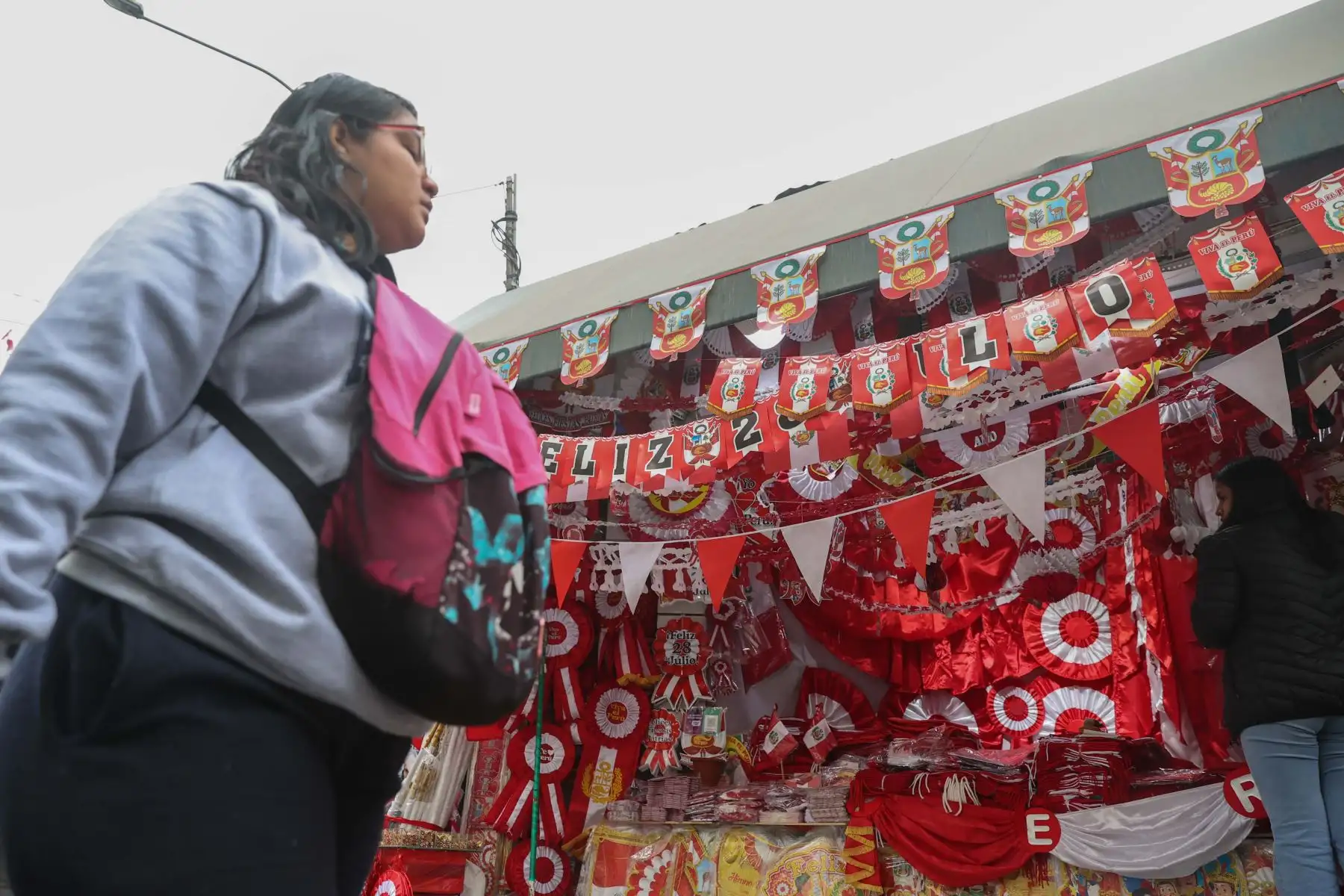 Comerciantes de Mesa Redonda ofrecen banderas, escarapelas, prendedores y banderines por Fiestas Patrias.

Foto:ANDINA/Juan Carlos Guzmán Negrini