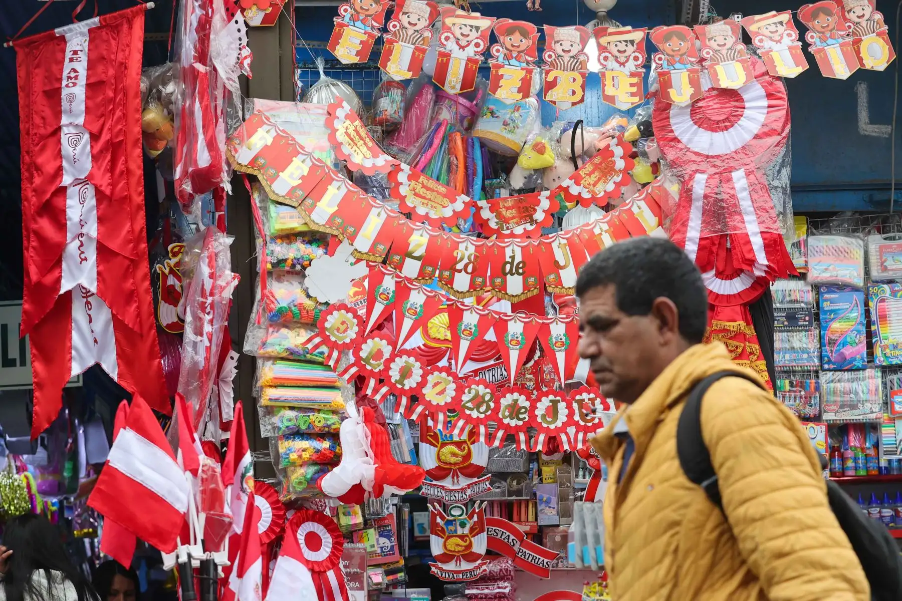 A pocas semanas de la celebración del 203 aniversario de nuestra independencia nacional, la venta de banderas, escarapelas y escudos, entre otros símbolos patrios tienen gran demanda en la población.

Foto:ANDINA/Juan Carlos Guzmán Negrini