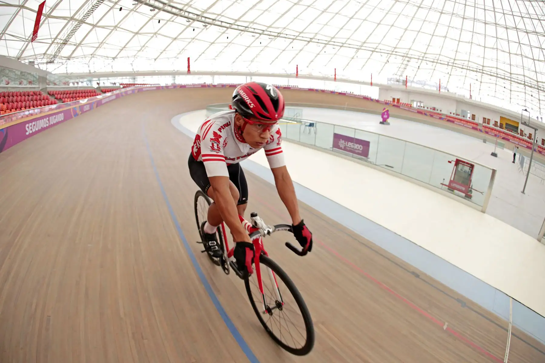 Perú ha logrado un hito significativo en el ámbito deportivo continental consiguiendo, por primera vez en la historia, una certificación internacional como Centro de Alto Rendimiento mundial para el ciclismo en todas sus modalidades, pues contamos con la mejor infraestructura deportiva de América.
Foto: Difusión