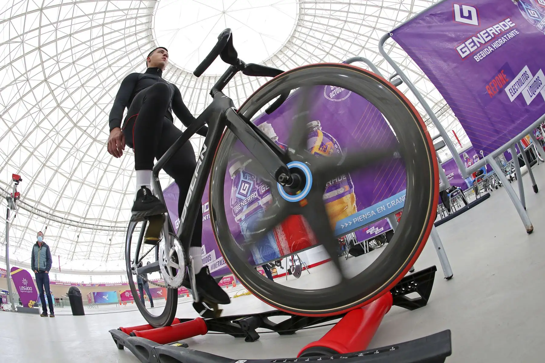 Perú ha logrado un hito significativo en el ámbito deportivo continental consiguiendo, por primera vez en la historia, una certificación internacional como Centro de Alto Rendimiento mundial para el ciclismo en todas sus modalidades, pues contamos con la mejor infraestructura deportiva de América.
Foto: Difusión