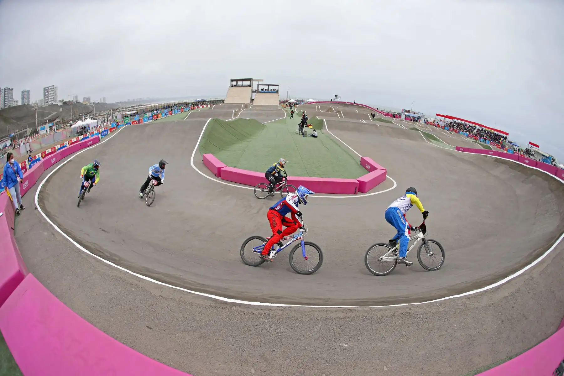 Perú ha logrado un hito significativo en el ámbito deportivo continental consiguiendo, por primera vez en la historia, una certificación internacional como Centro de Alto Rendimiento mundial para el ciclismo en todas sus modalidades, pues contamos con la mejor infraestructura deportiva de América.
Foto: Difusión
