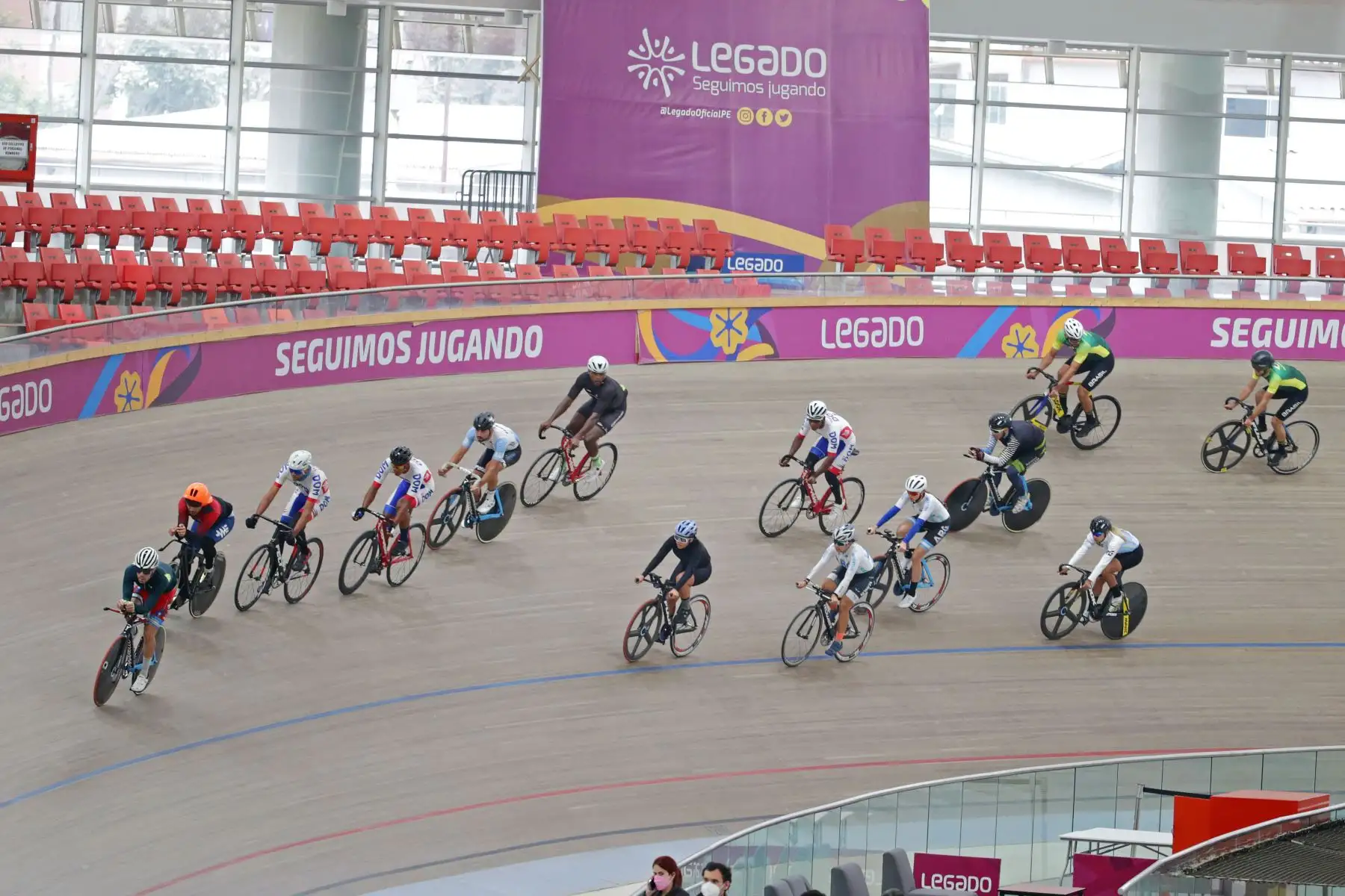 Perú ha logrado un hito significativo en el ámbito deportivo continental consiguiendo, por primera vez en la historia, una certificación internacional como Centro de Alto Rendimiento mundial para el ciclismo en todas sus modalidades, pues contamos con la mejor infraestructura deportiva de América.
Foto: Difusión