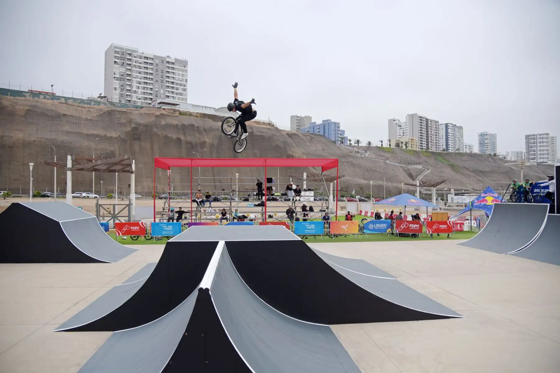 Perú ha logrado un hito significativo en el ámbito deportivo continental consiguiendo, por primera vez en la historia, una certificación internacional como Centro de Alto Rendimiento mundial para el ciclismo en todas sus modalidades, pues contamos con la mejor infraestructura deportiva de América.
Foto: Difusión