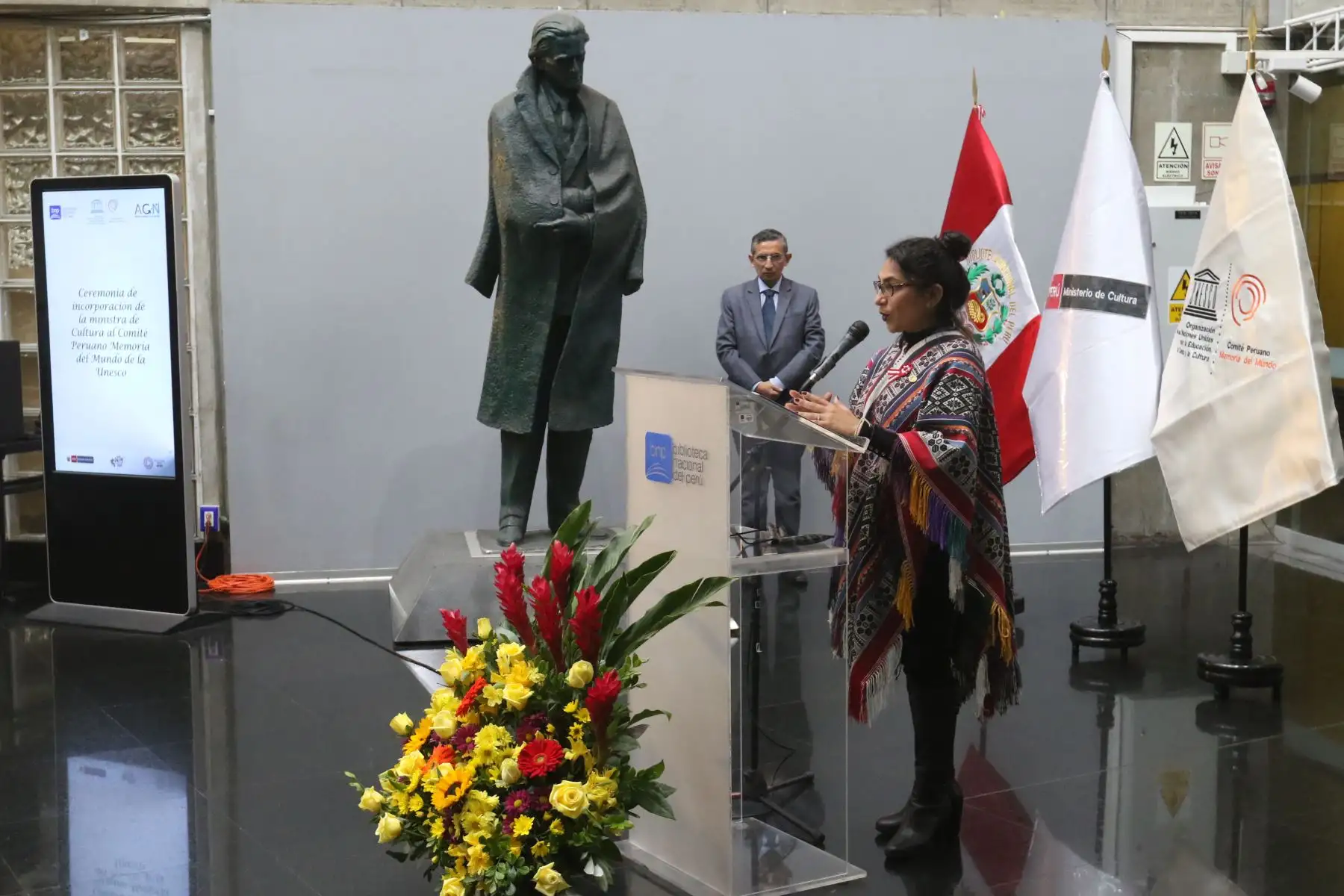 La ministra de Cultura, Leslie Urteaga, participó en la ceremonia de incorporación al Comité Peruano de Memoria del Mundo y Entrega de Certificados Memoria del Mundo del Material Bibliográfico Documental resguardado por la Biblioteca Nacional del Perú.
Foto: ANDINA/ Héctor Vinces