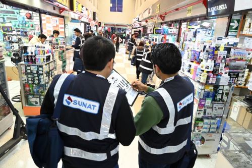 Inspectores Sunat realizaron campaña preventiva en venta de artículos de cómputo en el centro de Lima. Foto: Cortesía.