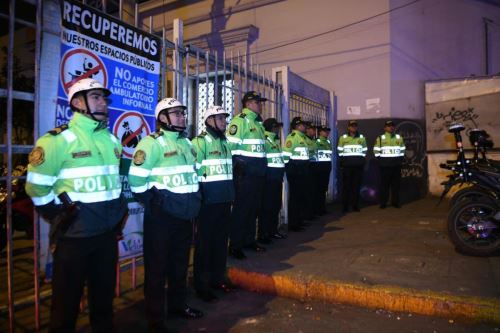 La Policía nacional del Perú (PNP) recupera espacios públicos en emporio de Gamarra. Foto: ANDINA/Difusión
