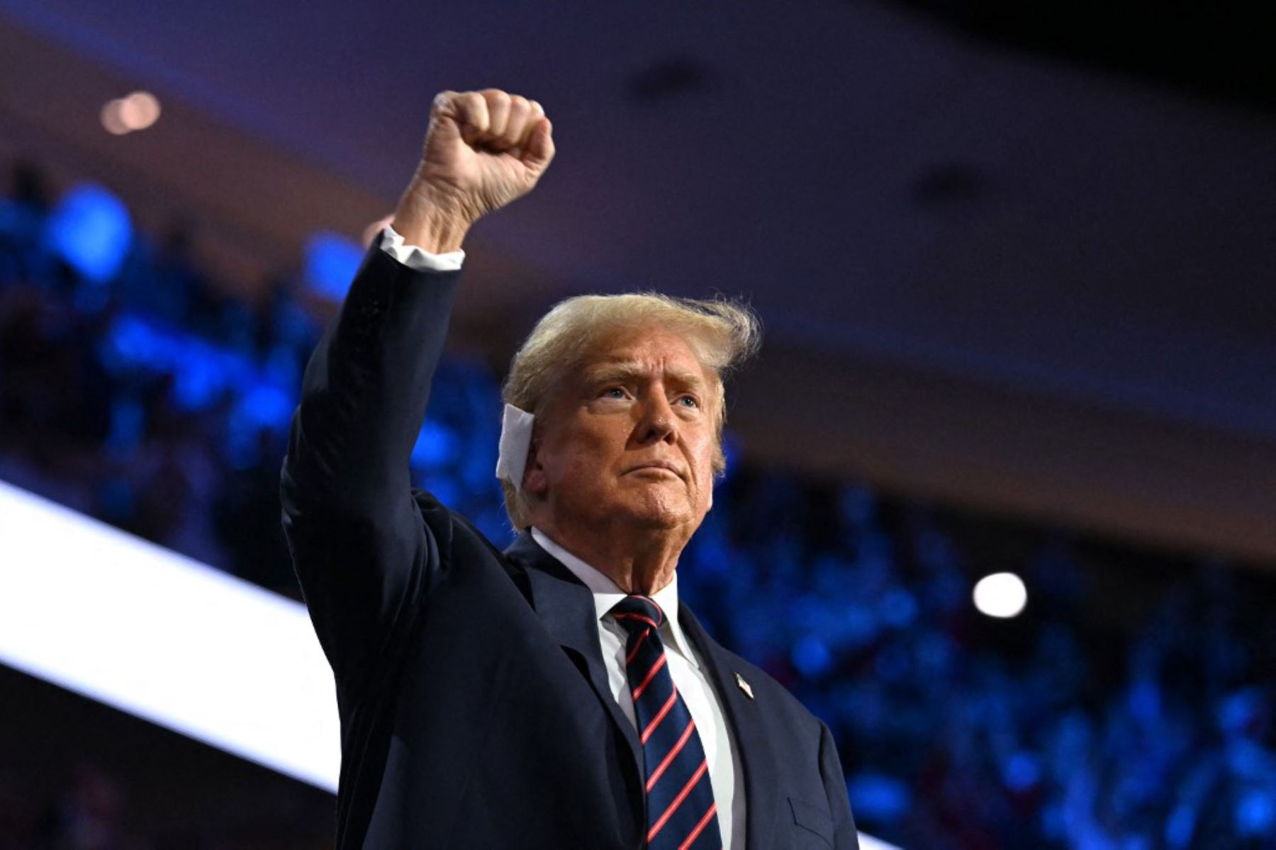 El expresidente estadounidense y candidato presidencial republicano de 2024, Donald Trump, levanta el puño al llegar al tercer día de la Convención Nacional Republicana de 2024 en el Foro Fiserv en Milwaukee, Wisconsin. Foto: AFP