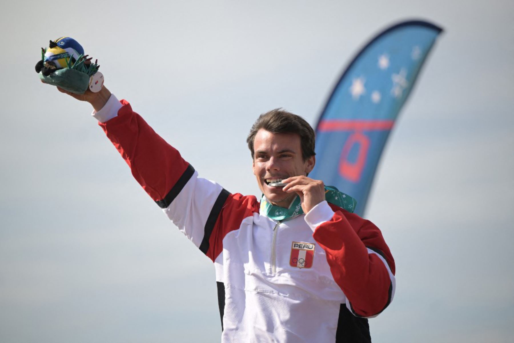 El peruano Itzel Delgado posa en el podio con su medalla de plata después de la final de la carrera masculina de surf SUP de los Juegos Panamericanos Santiago 2023 en la playa Punta de Lobos en Pichilemu, Chile, el 30 de octubre de 2023.  Foto: AFP