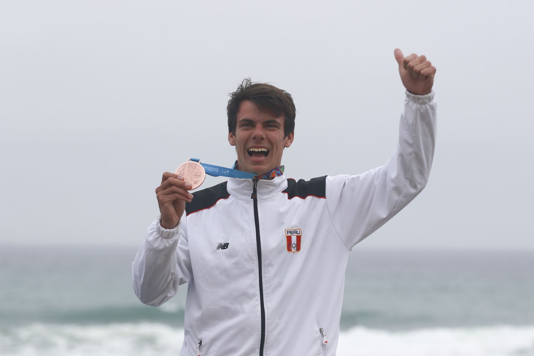 Lima, 4 de agosto 2019 - Itzel Delgado de Perú con medalla de bronce celebra tras ganar la Final Principal del Open Masculino de Surf en Punta Rocas de los Juegos Panamericanos Lima 2019.  Foto: Legado Lima 2019