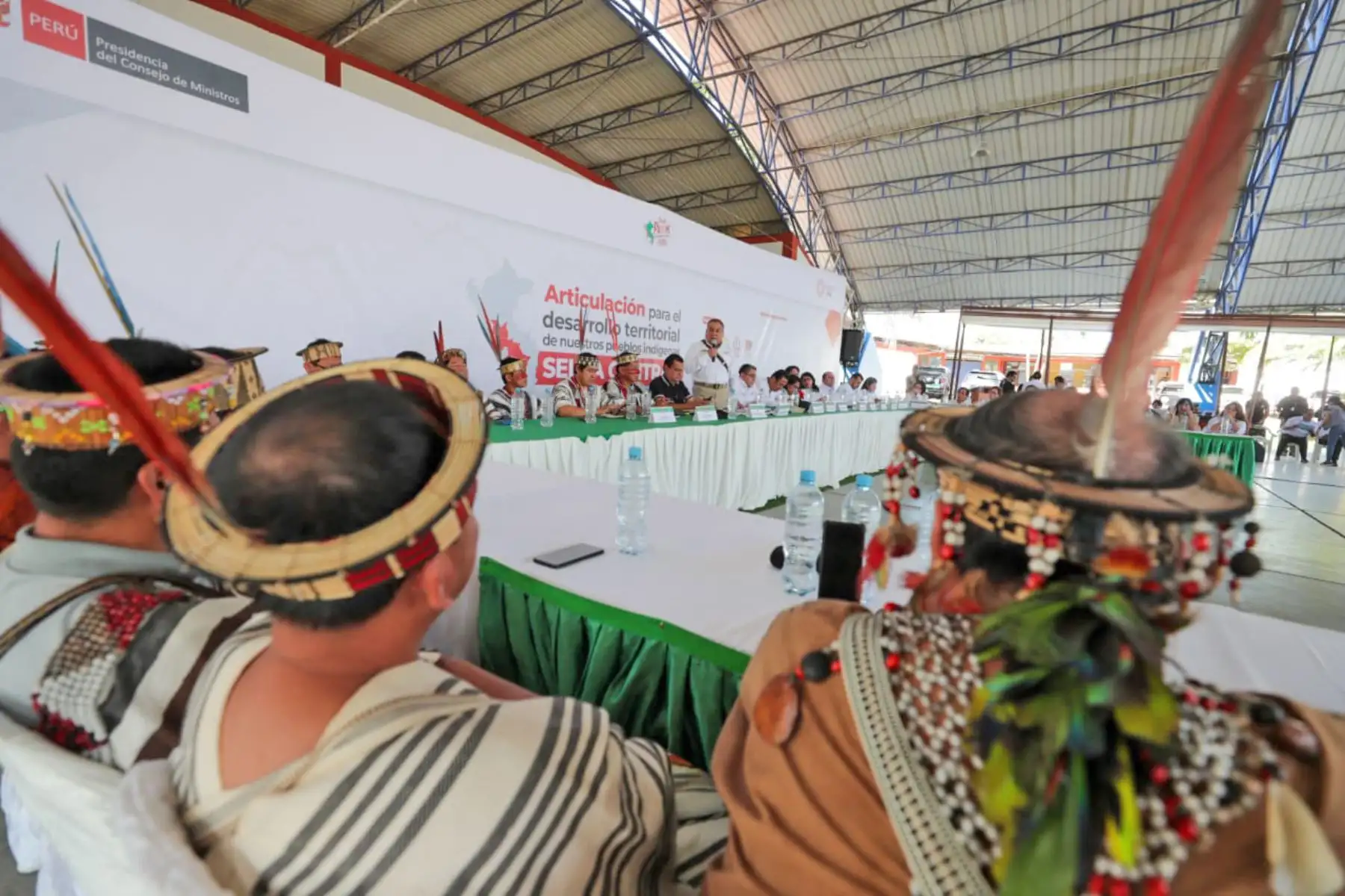 El presidente de Consejo de Ministros, Gustavo Adrianzén, lidera una reunión de trabajo en la provincia de Satipo, Junín, con autoridades y organizaciones de la Selva Central. Foto: PCM