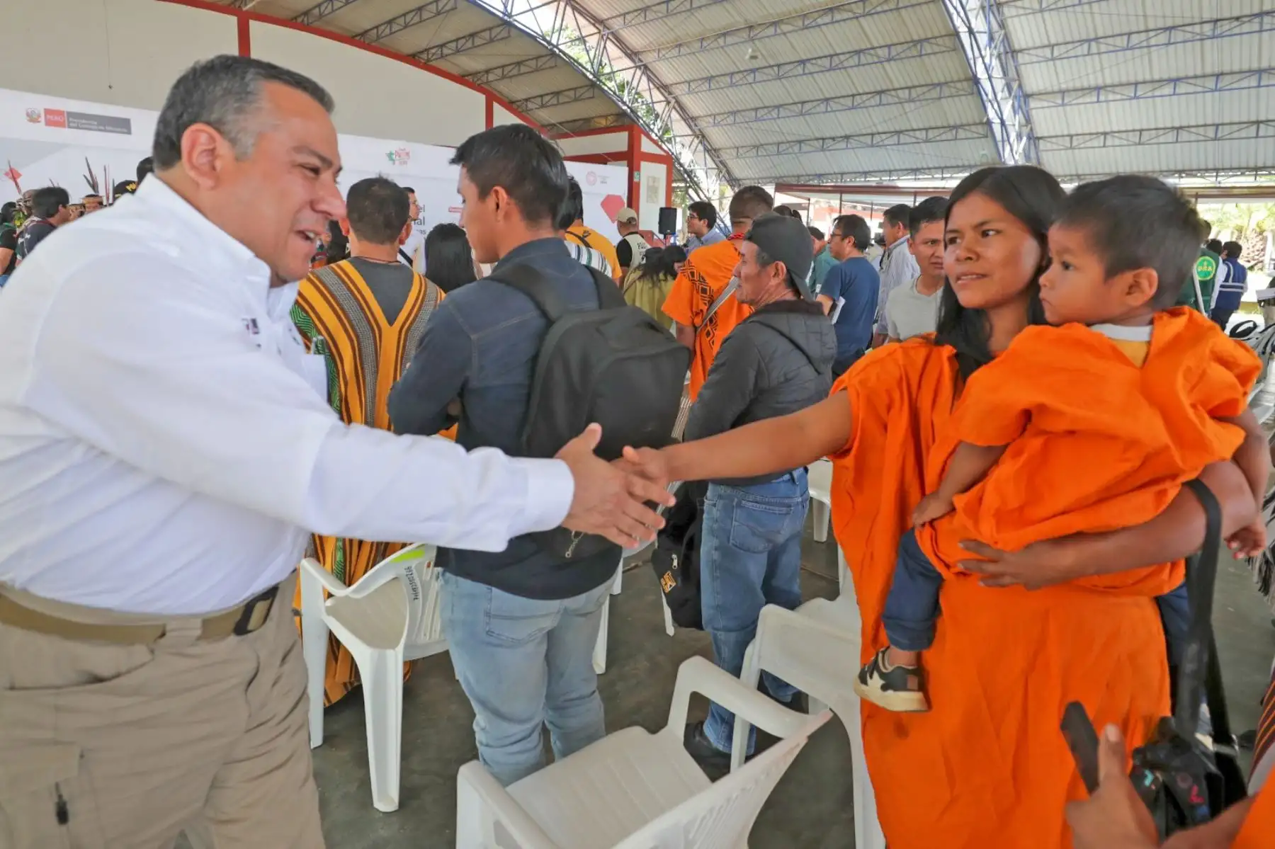 El presidente de Consejo de Ministros, Gustavo Adrianzén, lidera una reunión de trabajo en la provincia de Satipo, Junín, con autoridades y organizaciones de la Selva Central. Foto: PCM
