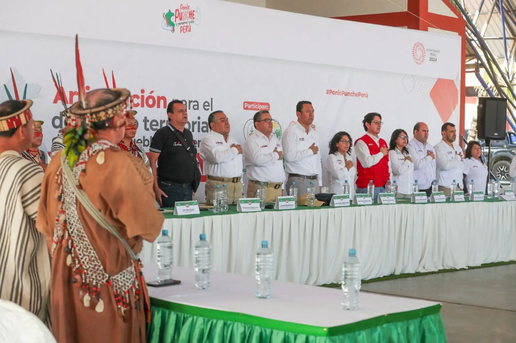 El presidente de Consejo de Ministros, Gustavo Adrianzén, lidera una reunión de trabajo en la provincia de Satipo, Junín, con autoridades y organizaciones de la Selva Central. Foto: PCM