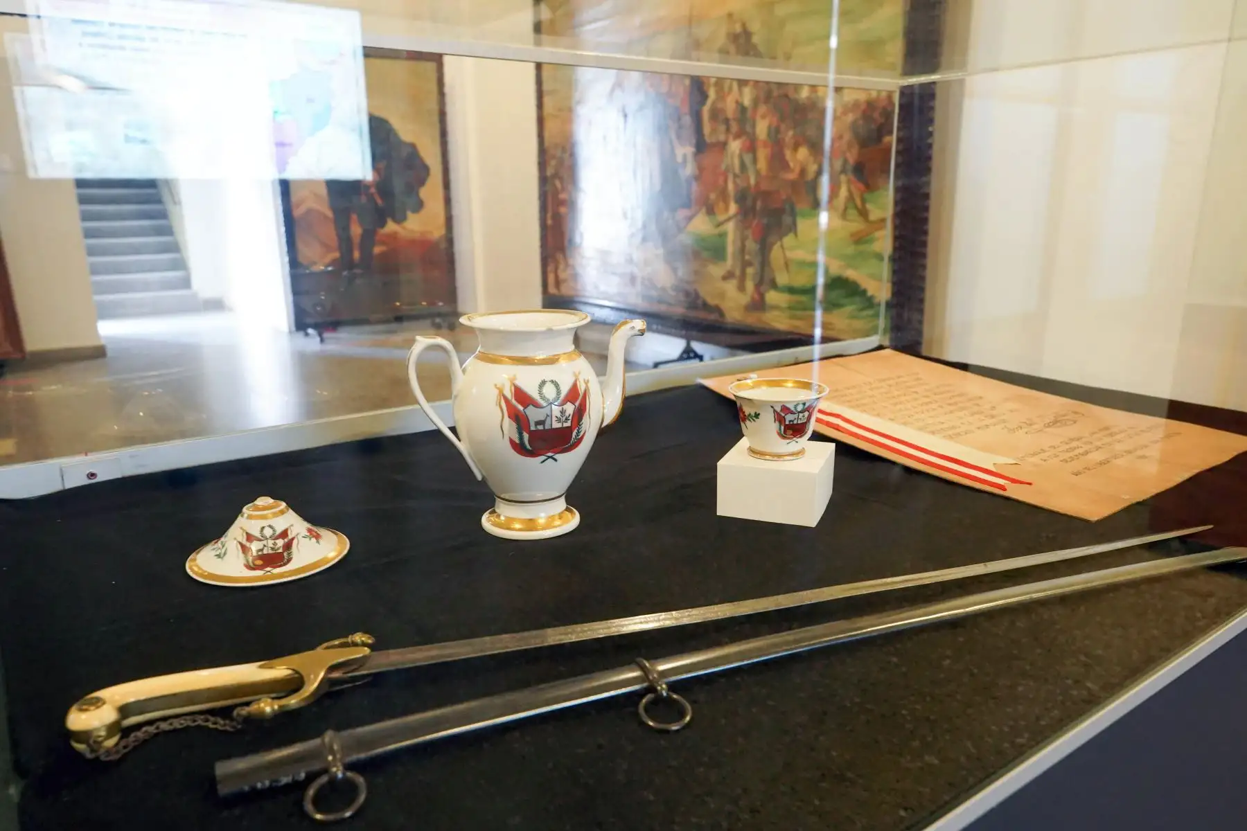 En la exposición temporal se exhiben un juego de vajilla de porcelana fina que tiene una imagen grabada del escudo y que fue usado en palacio de Gobierno en el segundo gobierno del mariscal Ramón Castilla. Foto: Genry Bautista