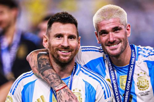 Rodrigo de Paul junto a Lionel Messi vistiendo la camiseta de la selección argentina.