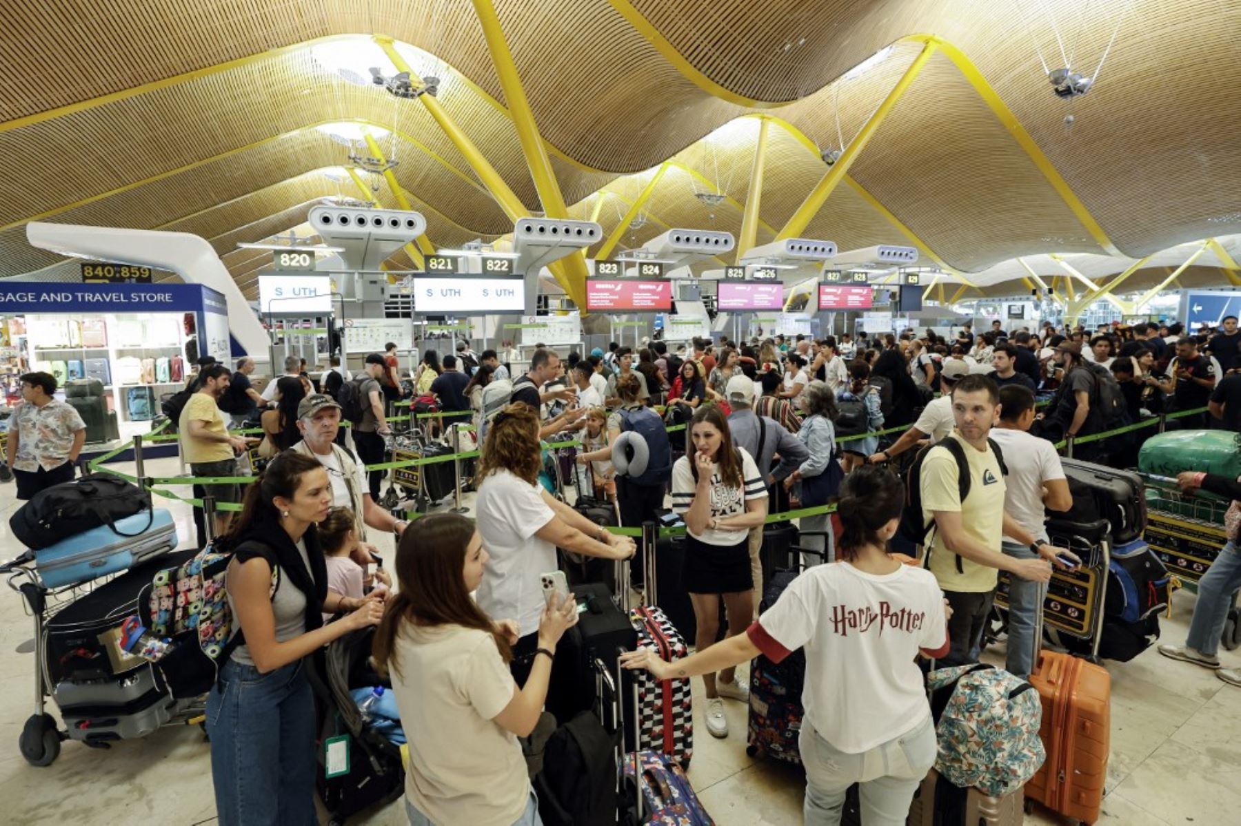 Los pasajeros hacen cola para facturar en la Terminal 4 del aeropuerto Adolfo Suárez Barajas de Madrid, el 19 de julio de 2024, en medio de una interrupción masiva de TI a nivel mundial. Foto: AFP