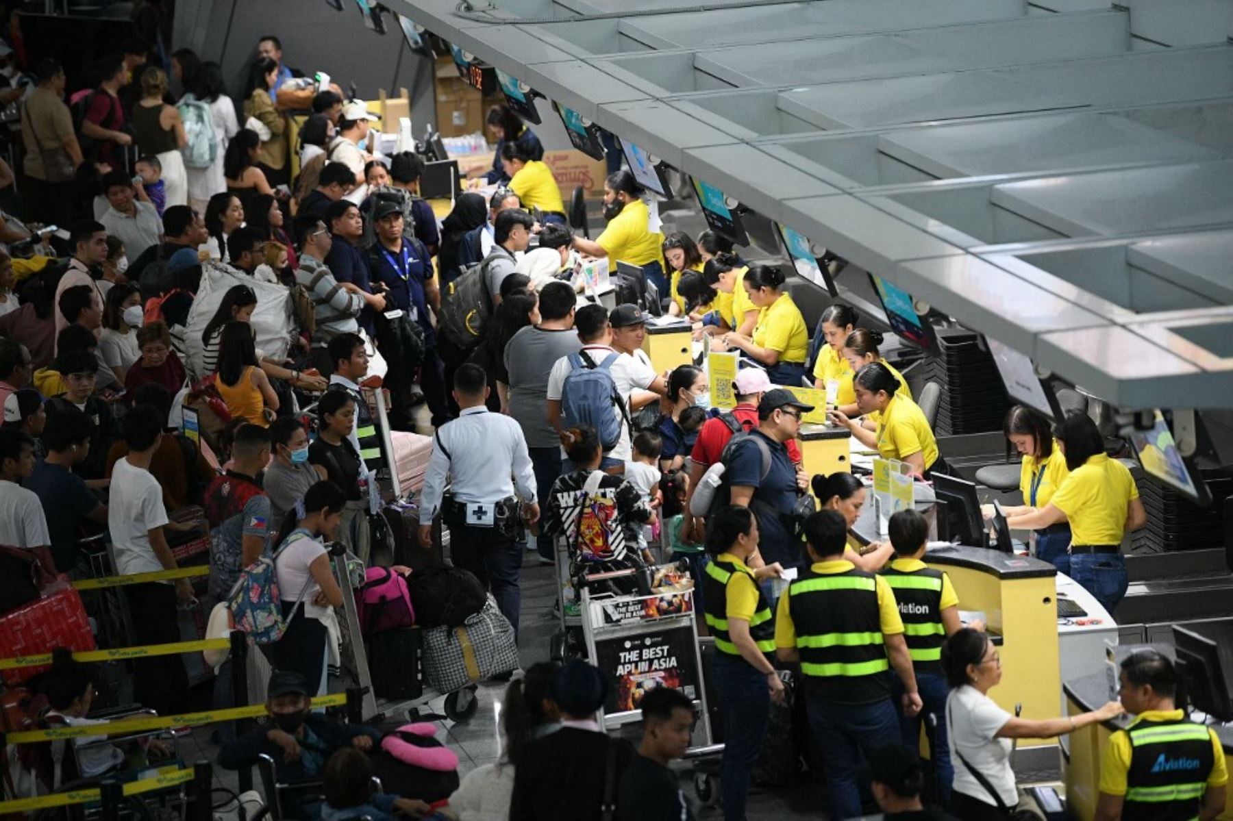 Los pasajeros se agolpan en los mostradores de salida de la aerolínea Cebu Pacific en la Terminal 3 del aeropuerto internacional Ninoy Aquino en Manila el 19 de julio de 2024. Una interrupción grave causó estragos en los sistemas informáticos en todo el mundo, provocando la suspensión de vuelos en los Estados Unidos, descarrilando transmisiones de televisión en el Reino Unido e impactando telecomunicaciones en Australia. Foto: AFP