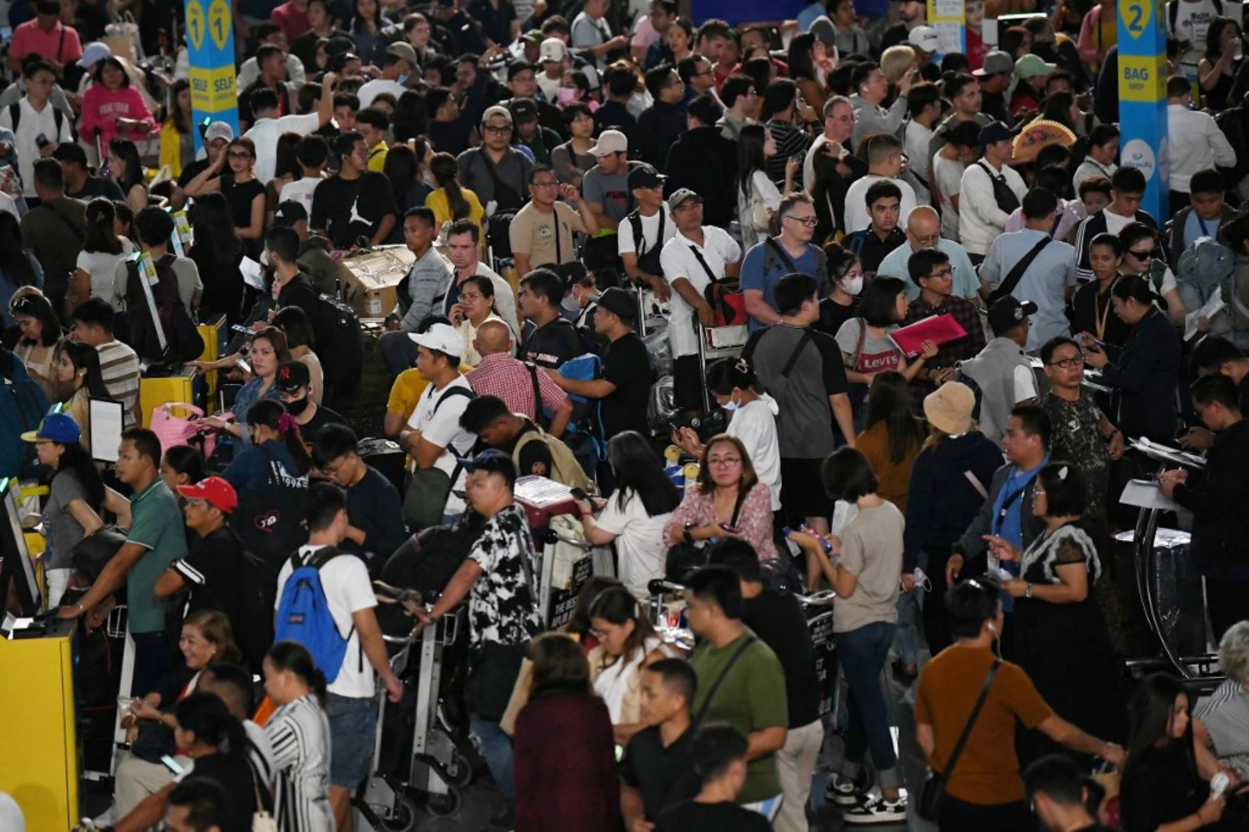 Los pasajeros se agolpan en los mostradores de salida de la aerolínea Cebu Pacific en la Terminal 3 del aeropuerto internacional Ninoy Aquino en Manila el 19 de julio de 2024. Una interrupción grave causó estragos en los sistemas informáticos en todo el mundo, provocando la suspensión de vuelos en los Estados Unidos, descarrilando transmisiones de televisión en el Reino Unido e impactando telecomunicaciones en Australia. Foto: AFP