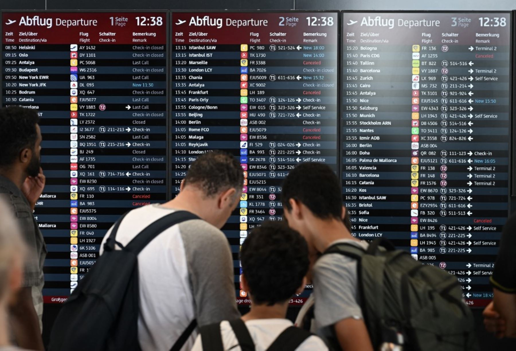 Los pasajeros se paran frente a una pantalla que anuncia vuelos en el aeropuerto BER Berlín-Brandenburgo en Schoenefeld, al sureste de la capital alemana, el 19 de julio de 2024, después de que los vuelos se suspendieran temporalmente en el aeropuerto debido a una interrupción global de TI que afectó a Alemania. Foto: AFP