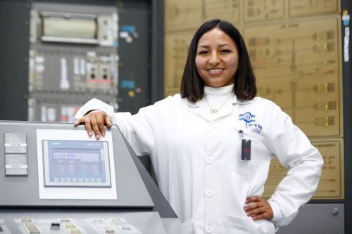 Desde una gran consola ubicada en la sala de control del RP-10, la ingeniera Yaela Beraun opera el reactor nuclear RP-10 que tiene como finalidad producir radioisótopos.ANDINA/Daniel Bracamonte