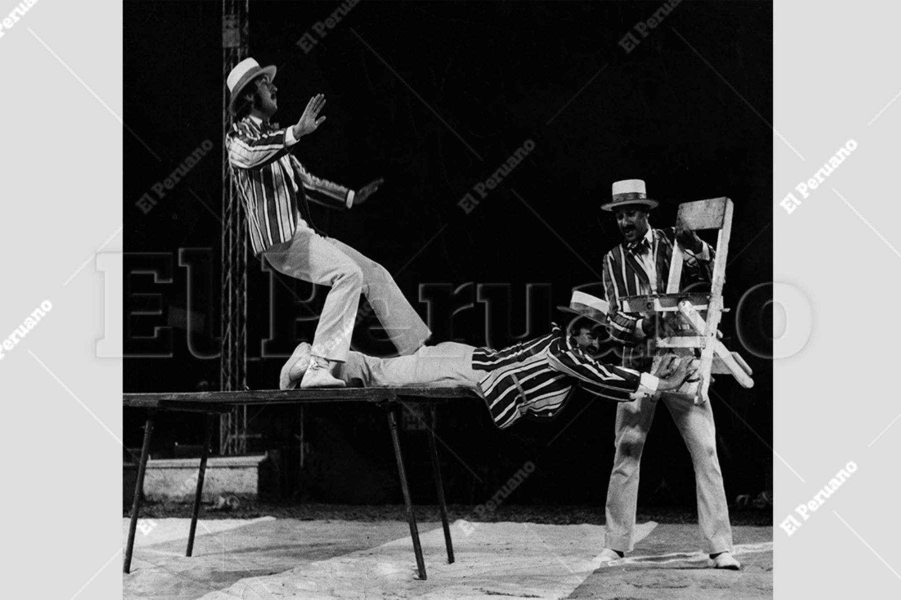 Lima - 18-06-1970 / Artistas alemanes que actúan en un aplaudido acto  acrobático en el circo Egred. Foto: Archivo histórico El Peruano