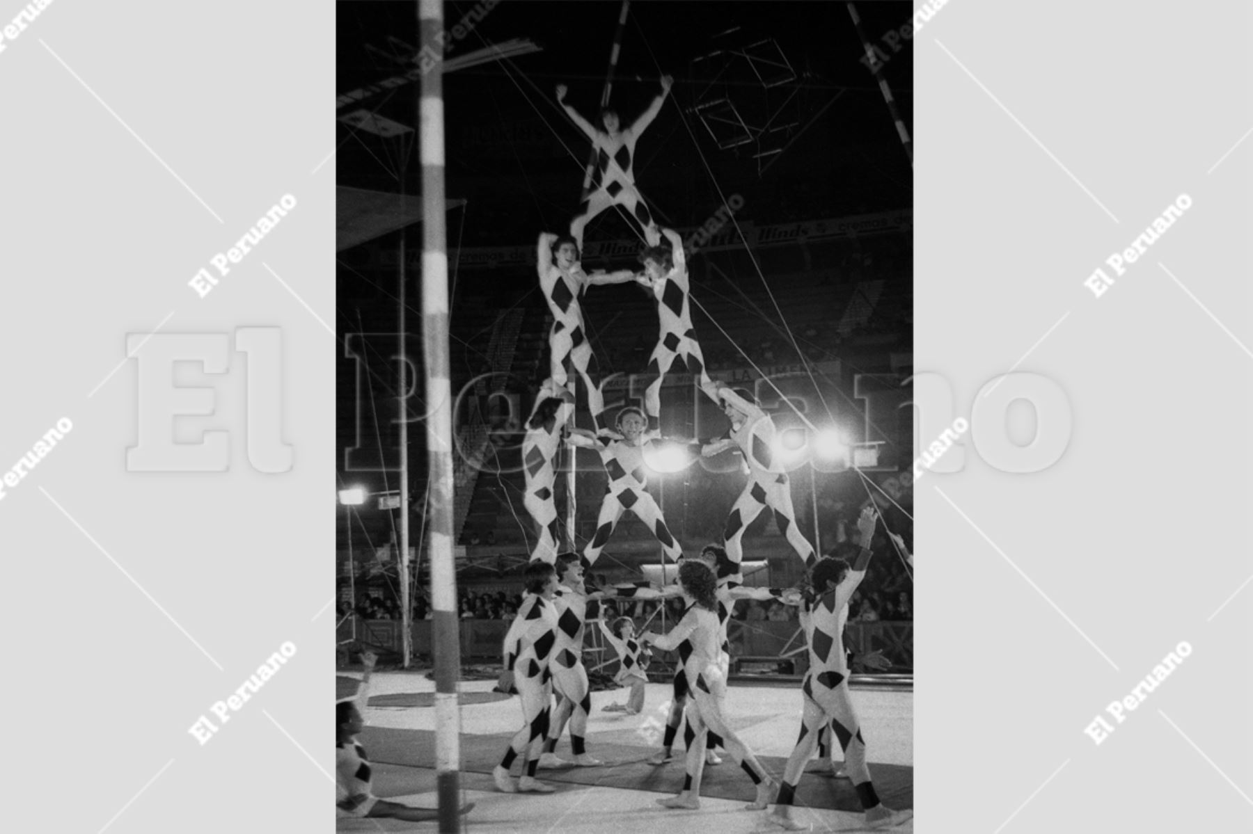 Lima - 28 abril 1978 / Circo Los muchachos, en cuyas presentaciones destaca las diversas acrobacias que ofrecen en sus funciones. Foto: Archivo Histórico El Peruano / Leoncio Mariscal